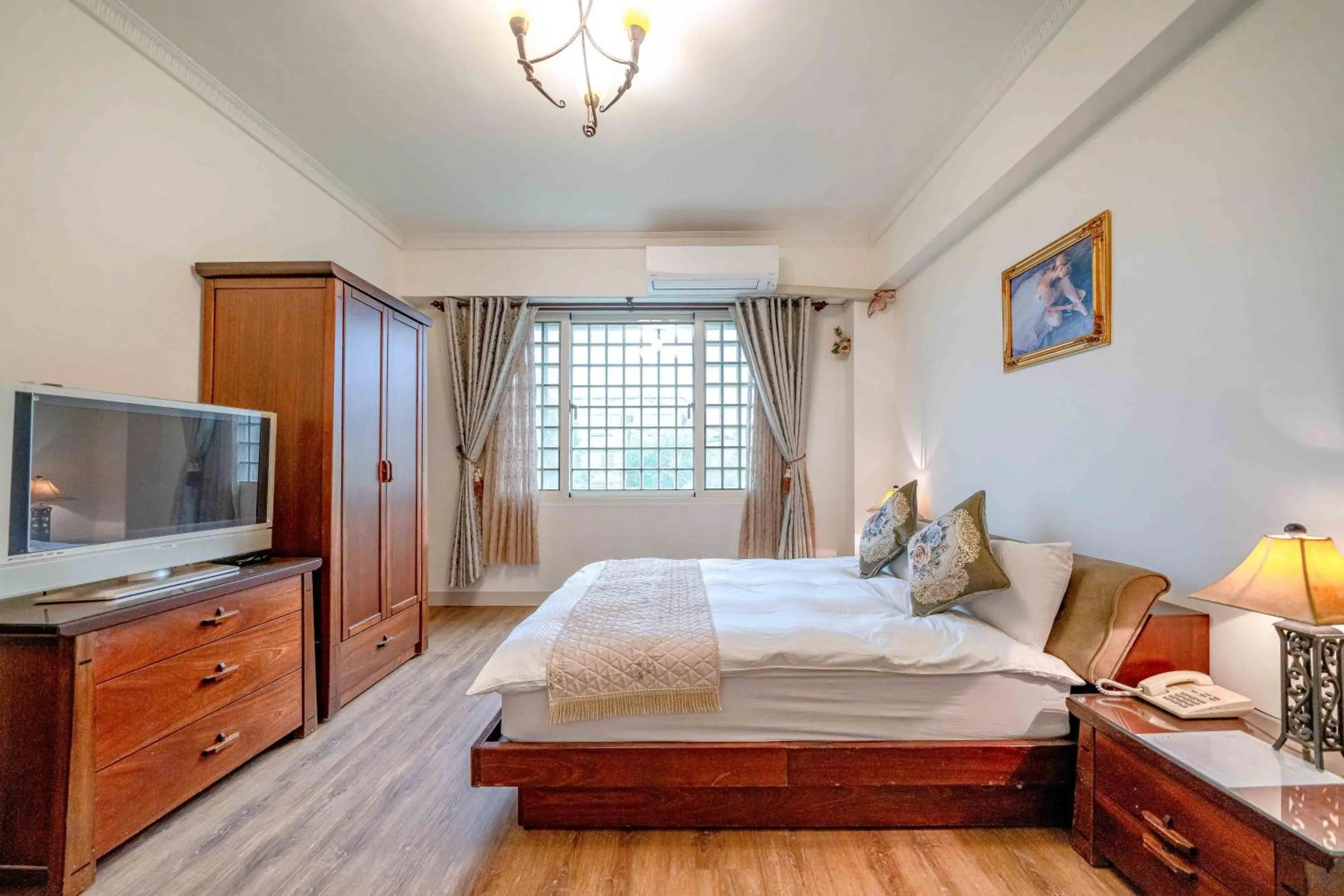 Communal lounge/ TV room, Bed in Evergreen Garden House