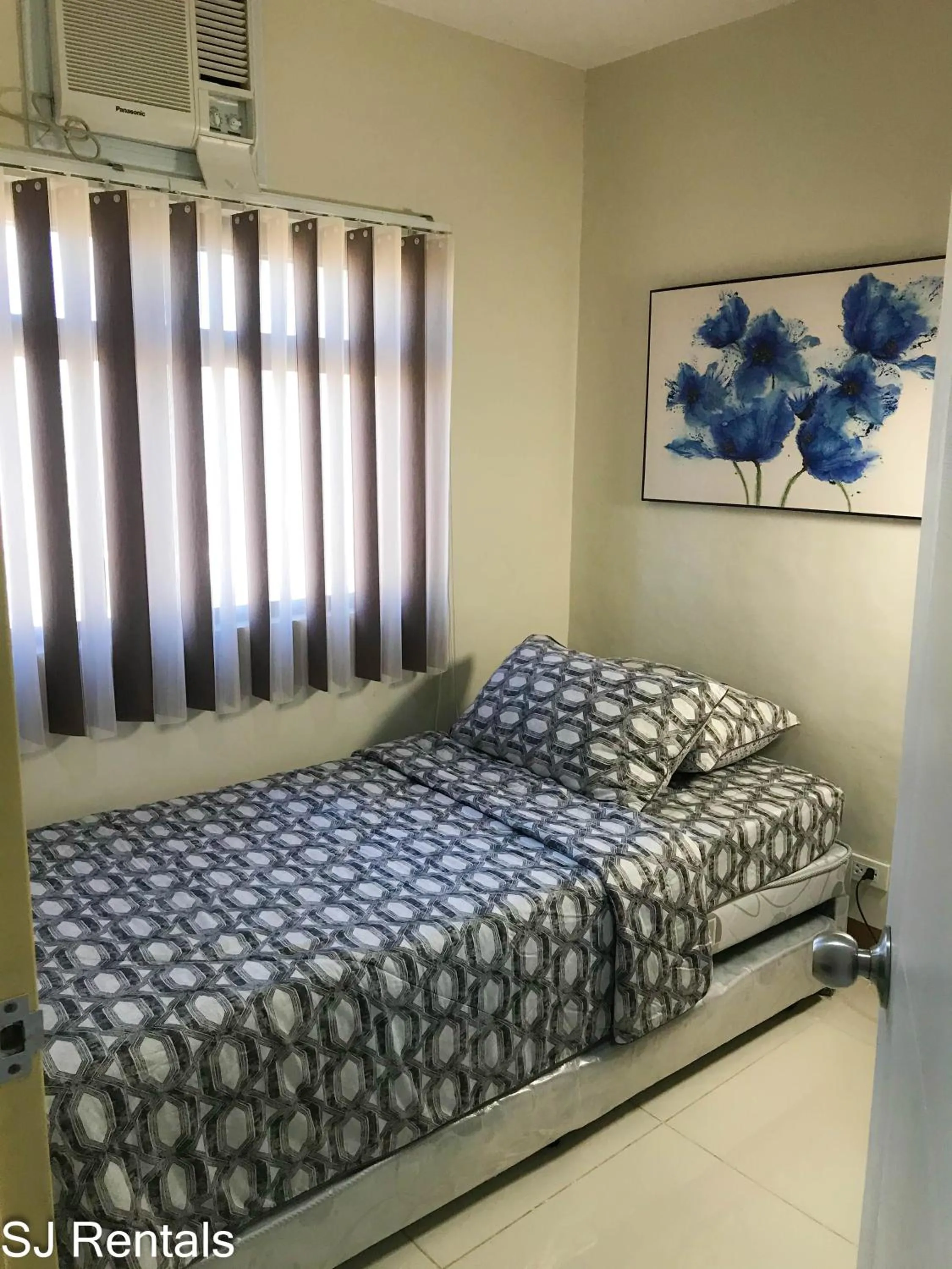 Bedroom, Bed in 2 Bedroom Condo @ Midpoint Residences w/ City View