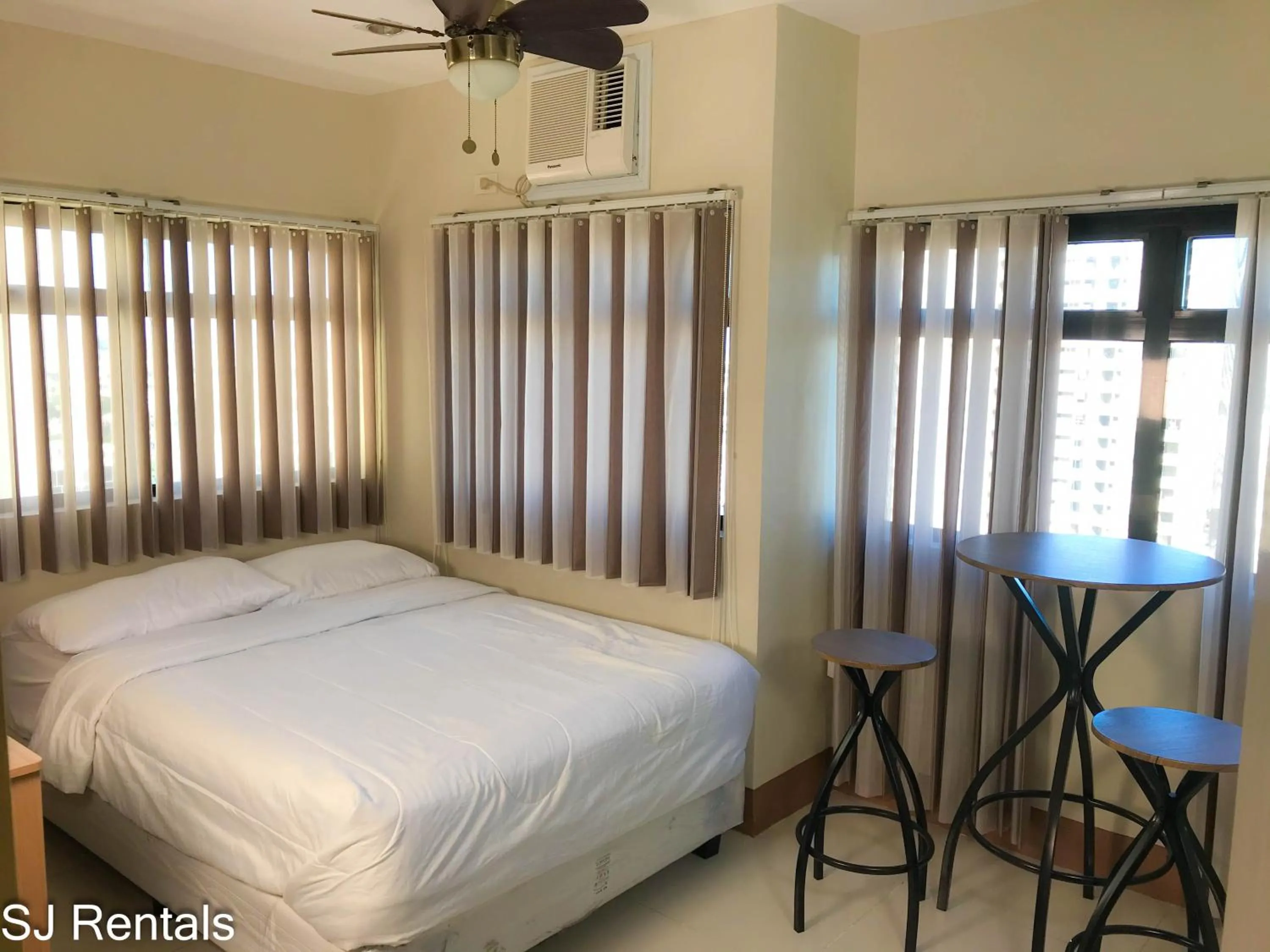 Bedroom, Bed in 2 Bedroom Condo @ Midpoint Residences w/ City View