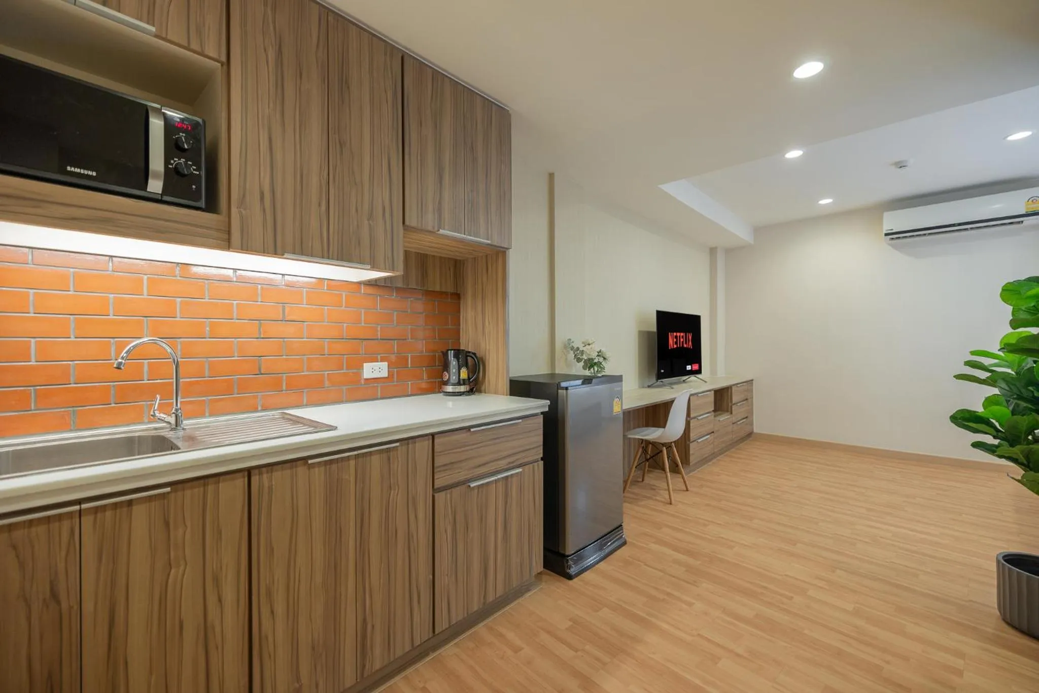 microwave in Exoresidence The Heart of Chinatown