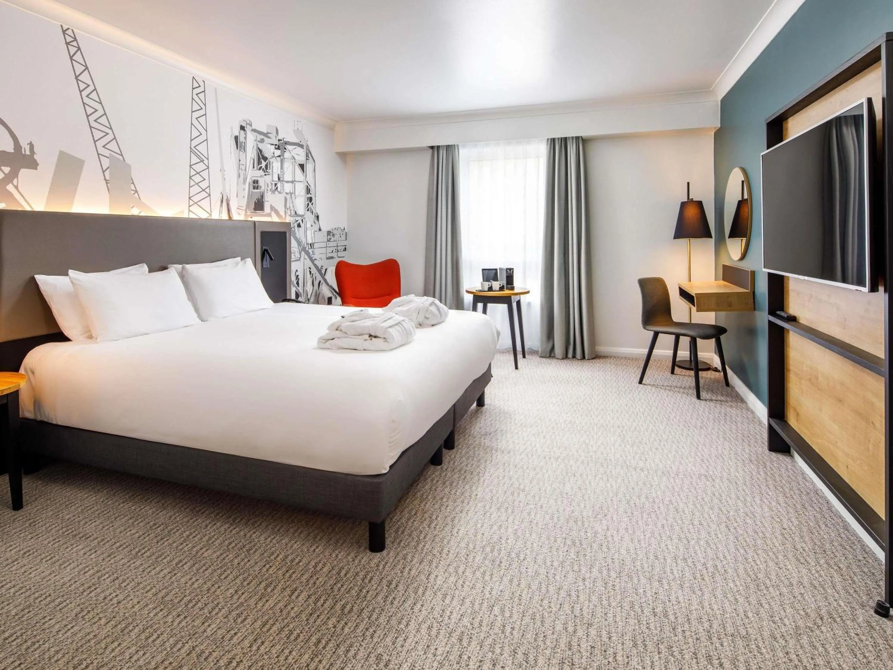 Bedroom, Bed in Mercure Cardiff North Hotel