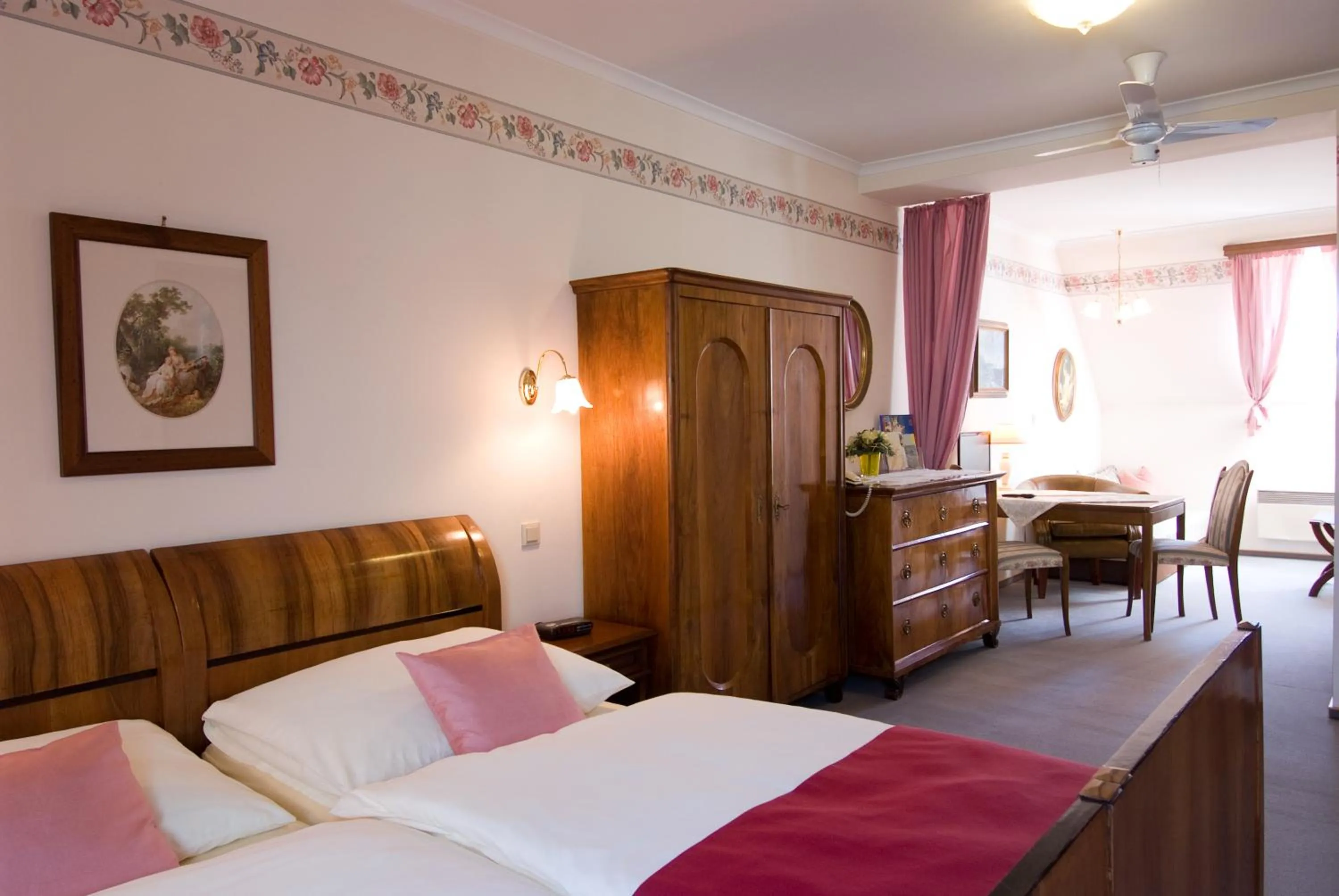 Photo of the whole room, Bed in Hotel Biedermeier Hof