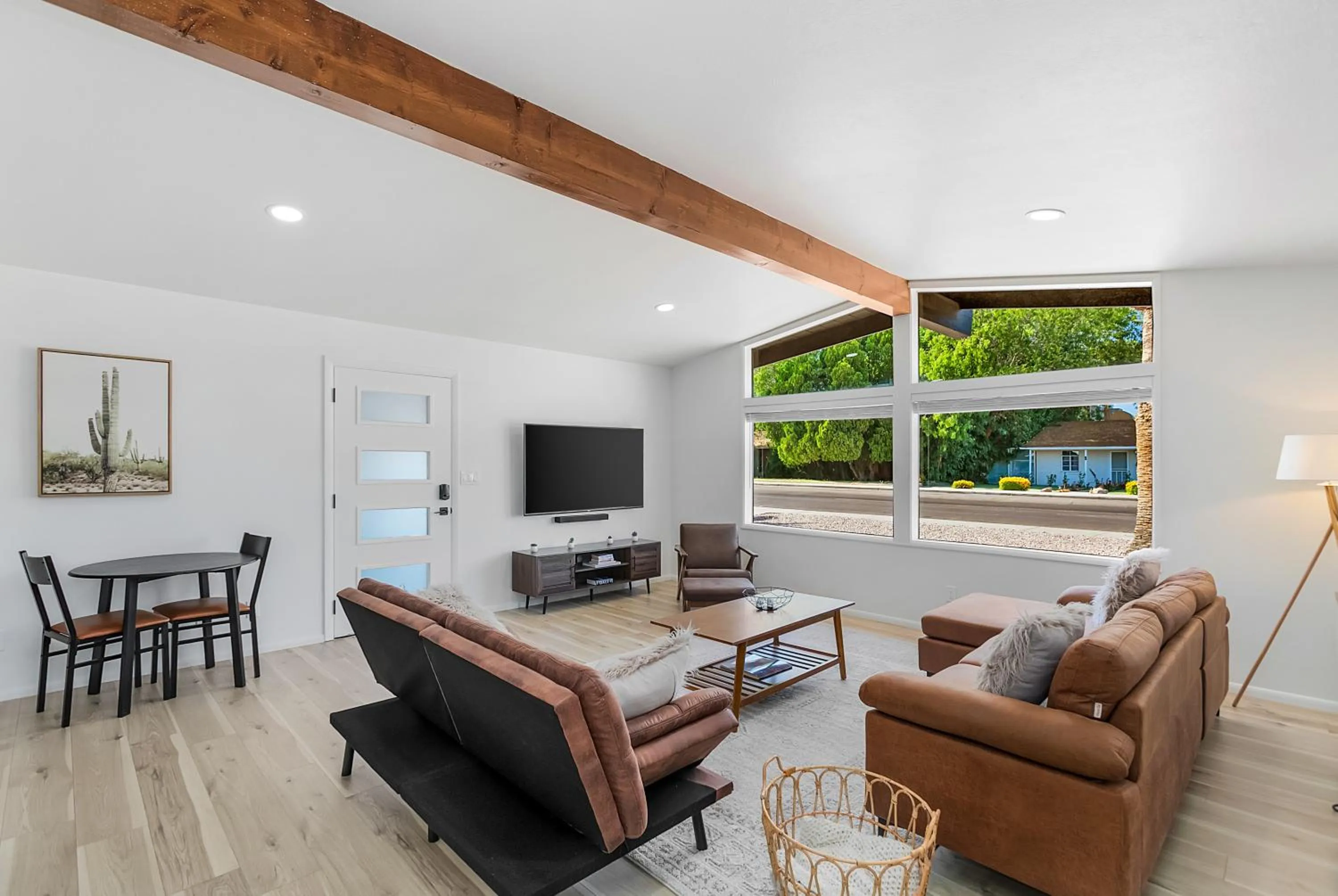 TV and multimedia in Heart of Old Town Scottsdale - walk to nightlife