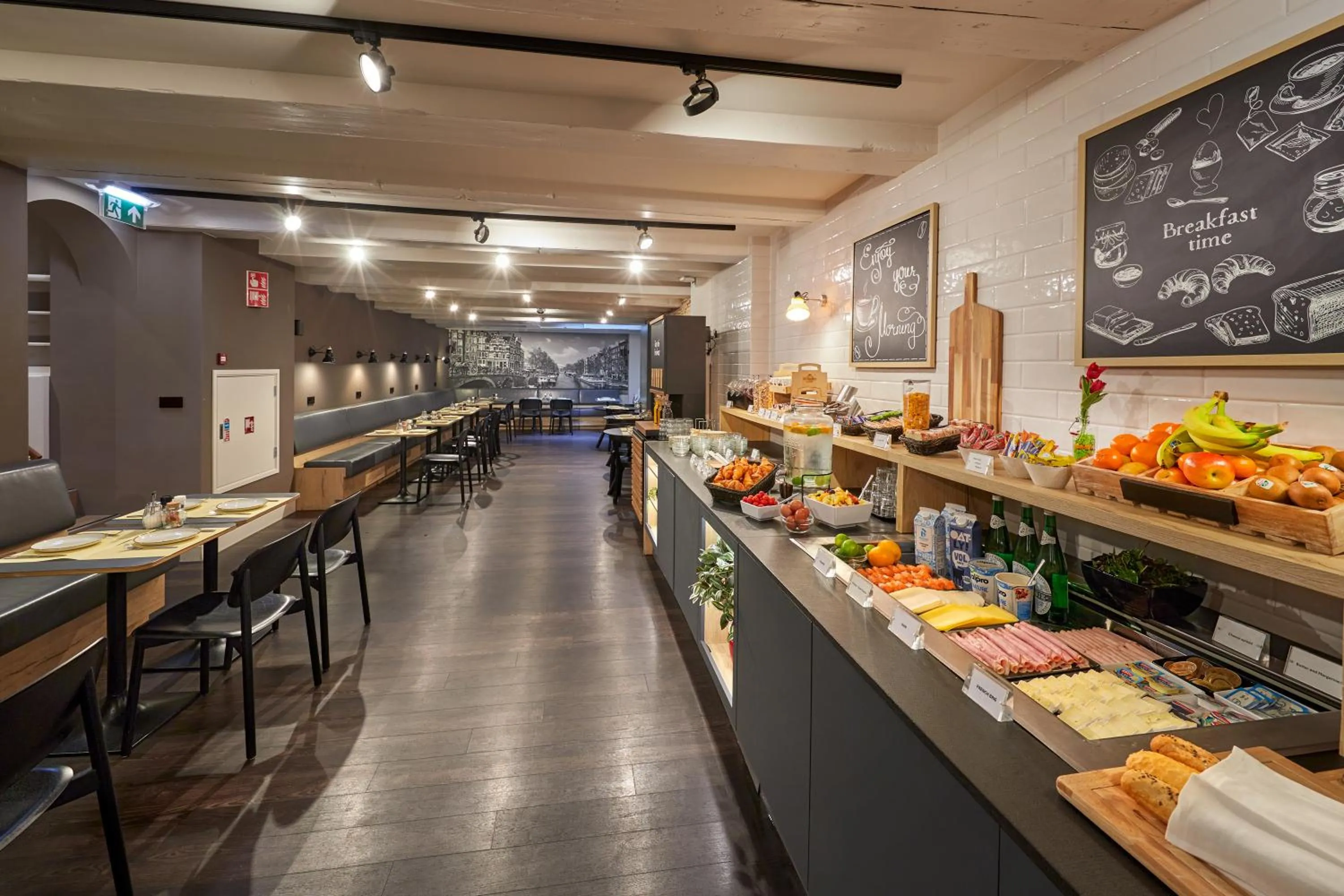 Restaurant/places to eat in Nova Hotel