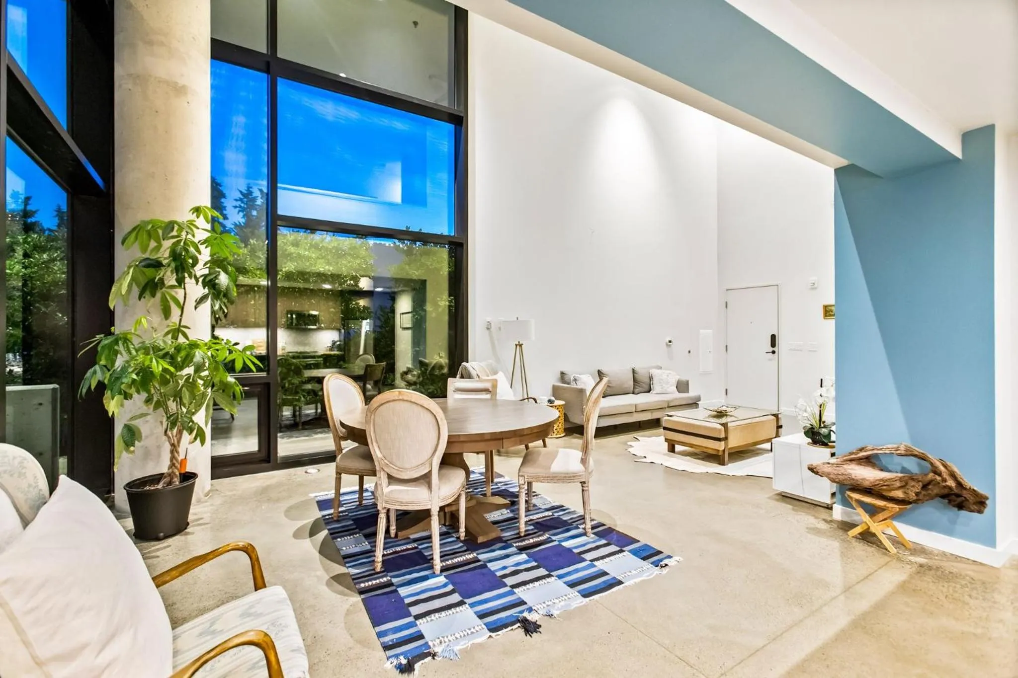 Dining area in Airy and Open Corner Loft - 92 Walkscore