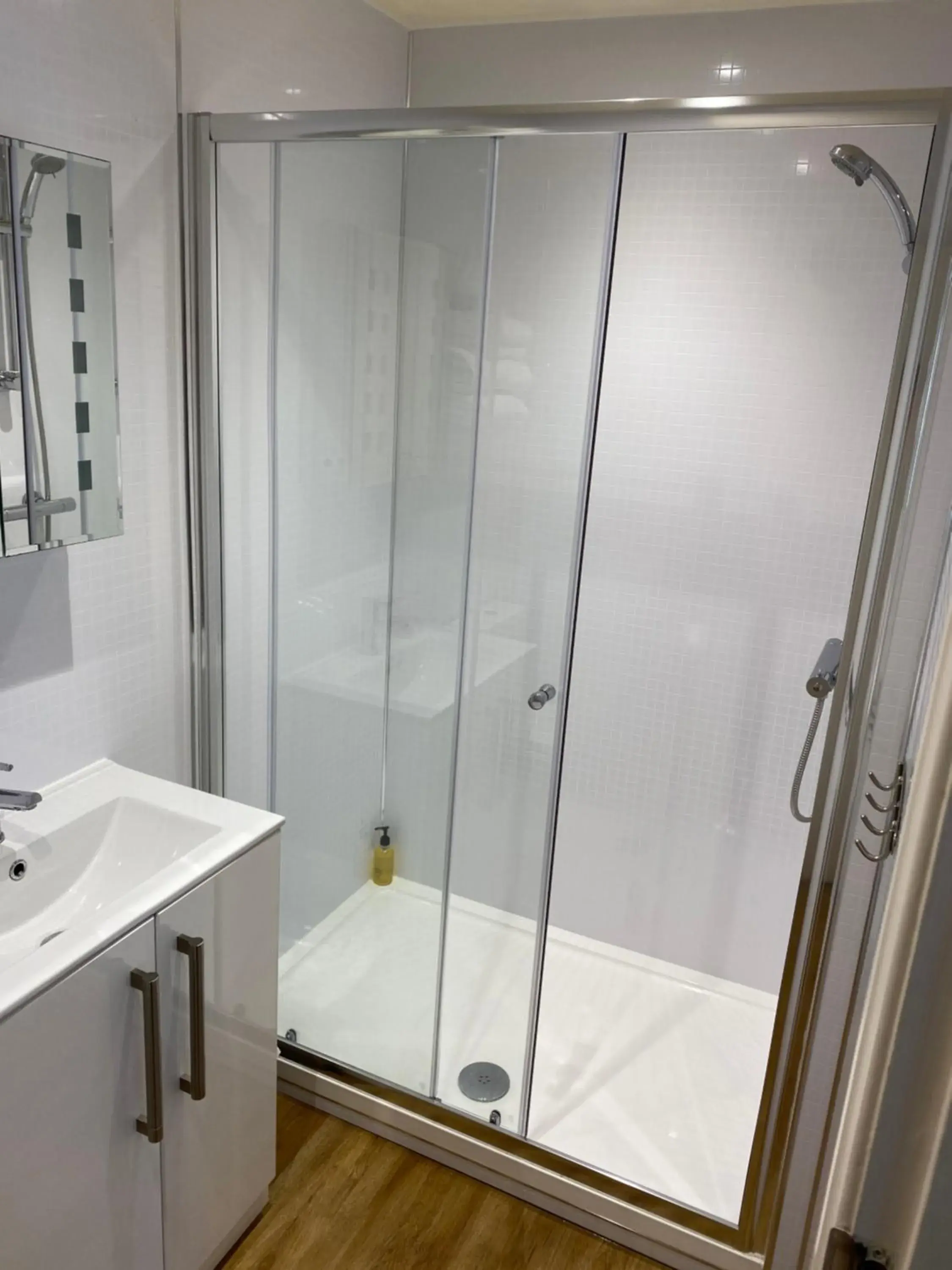 Single Room with Shower in The Fountain Hotel Single Room with Shower in The Fountain Hotel