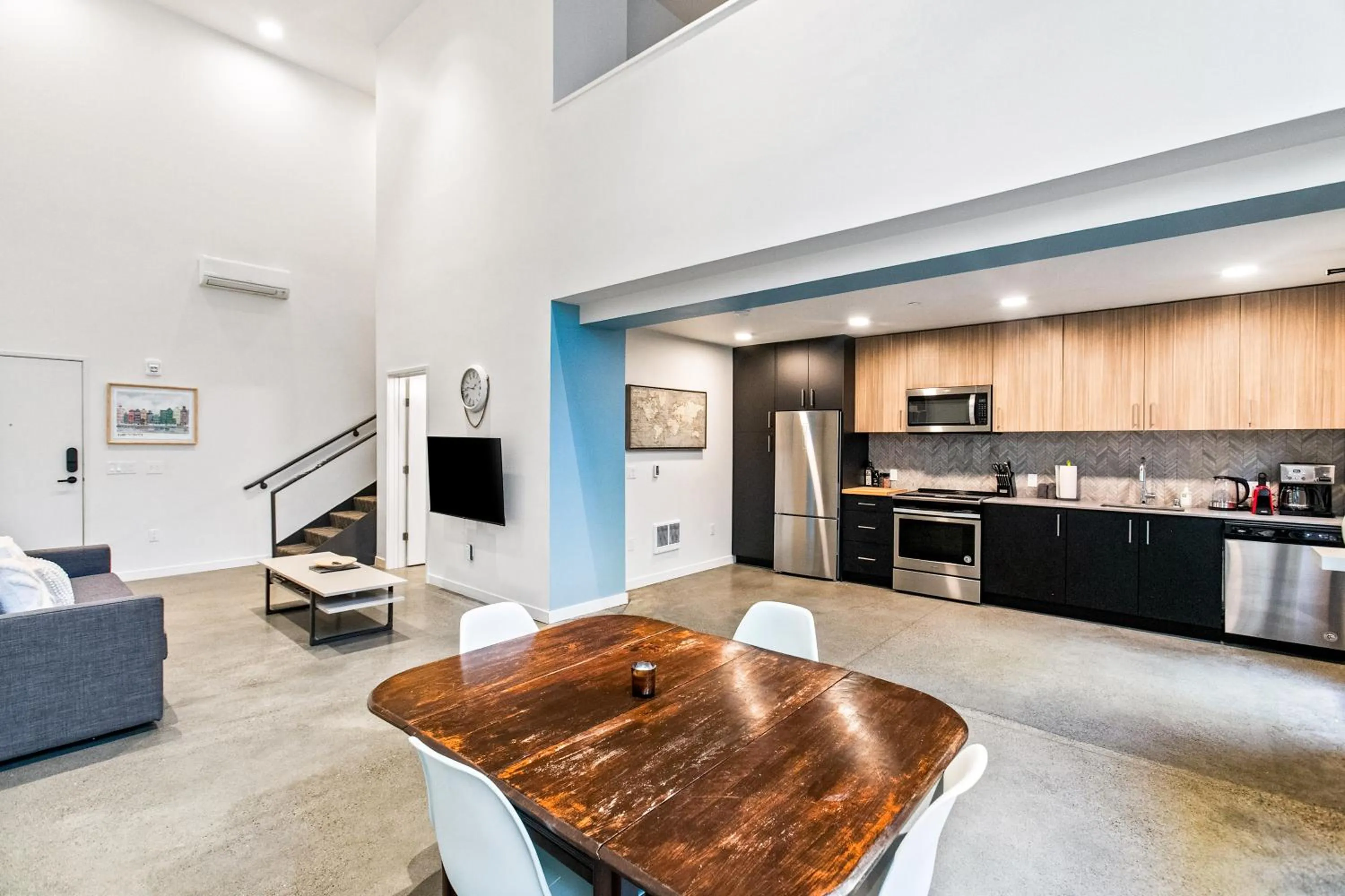 Dining area in Open Loft in Redmond Core - 92 Walkscore!