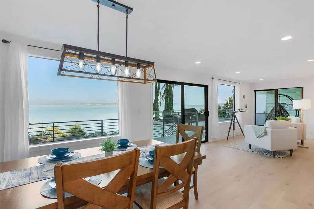 Views, Seclusion, Cozy Island Comfort