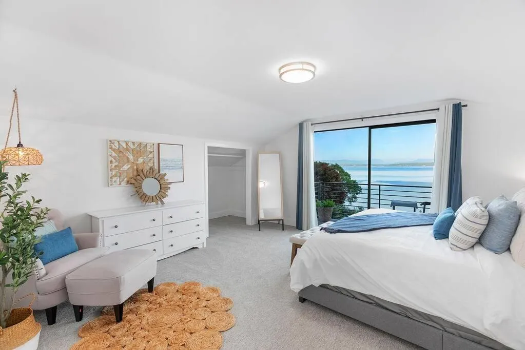 Bed in Views, Seclusion, Cozy Island Comfort