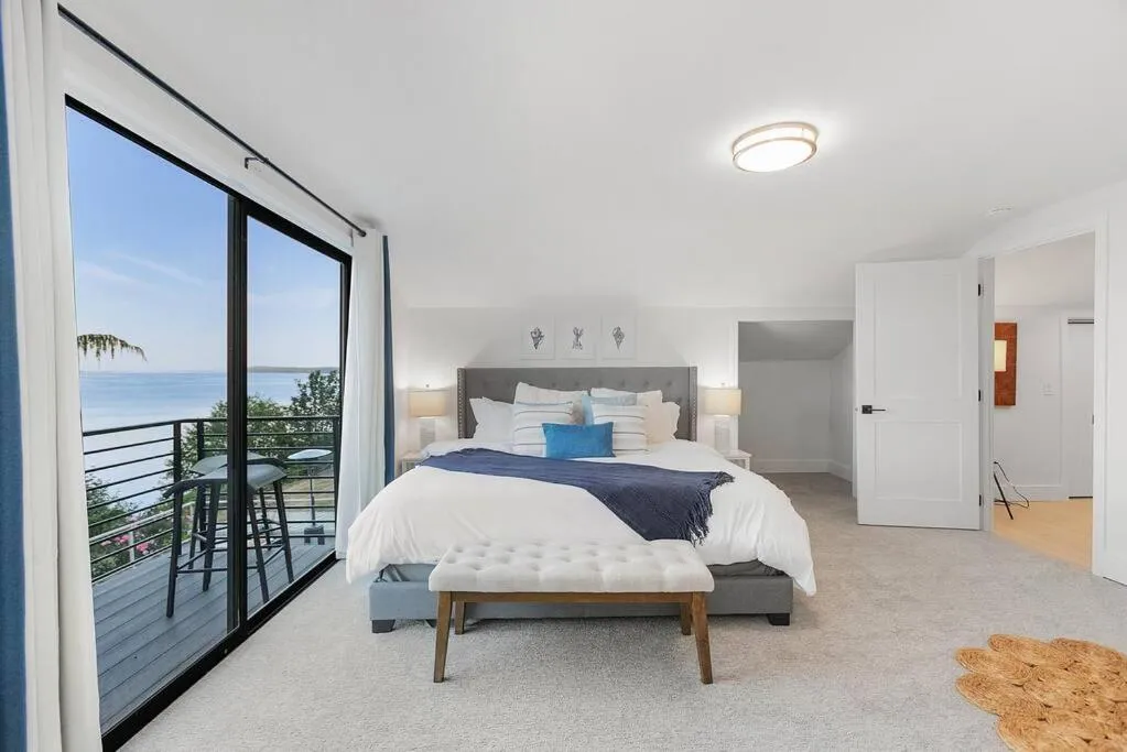 Bed in Views, Seclusion, Cozy Island Comfort