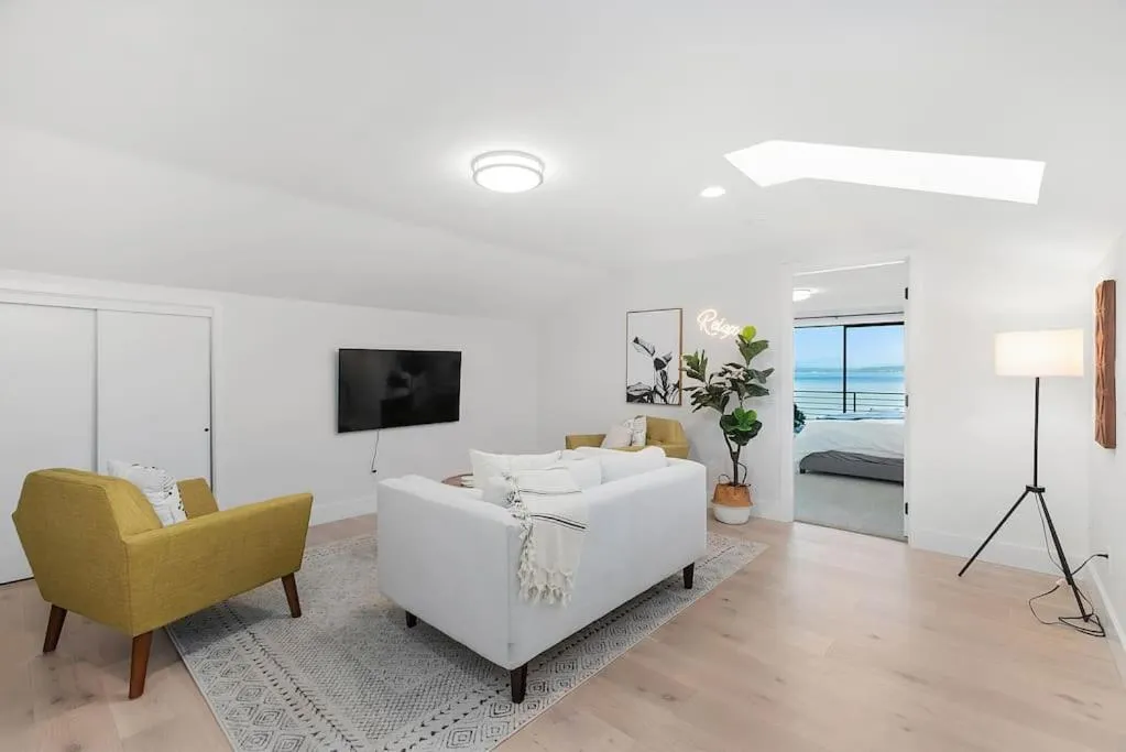 Bed in Views, Seclusion, Cozy Island Comfort