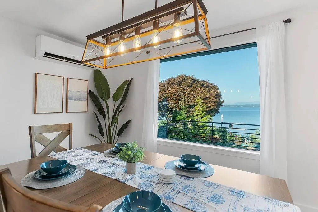 Views, Seclusion, Cozy Island Comfort