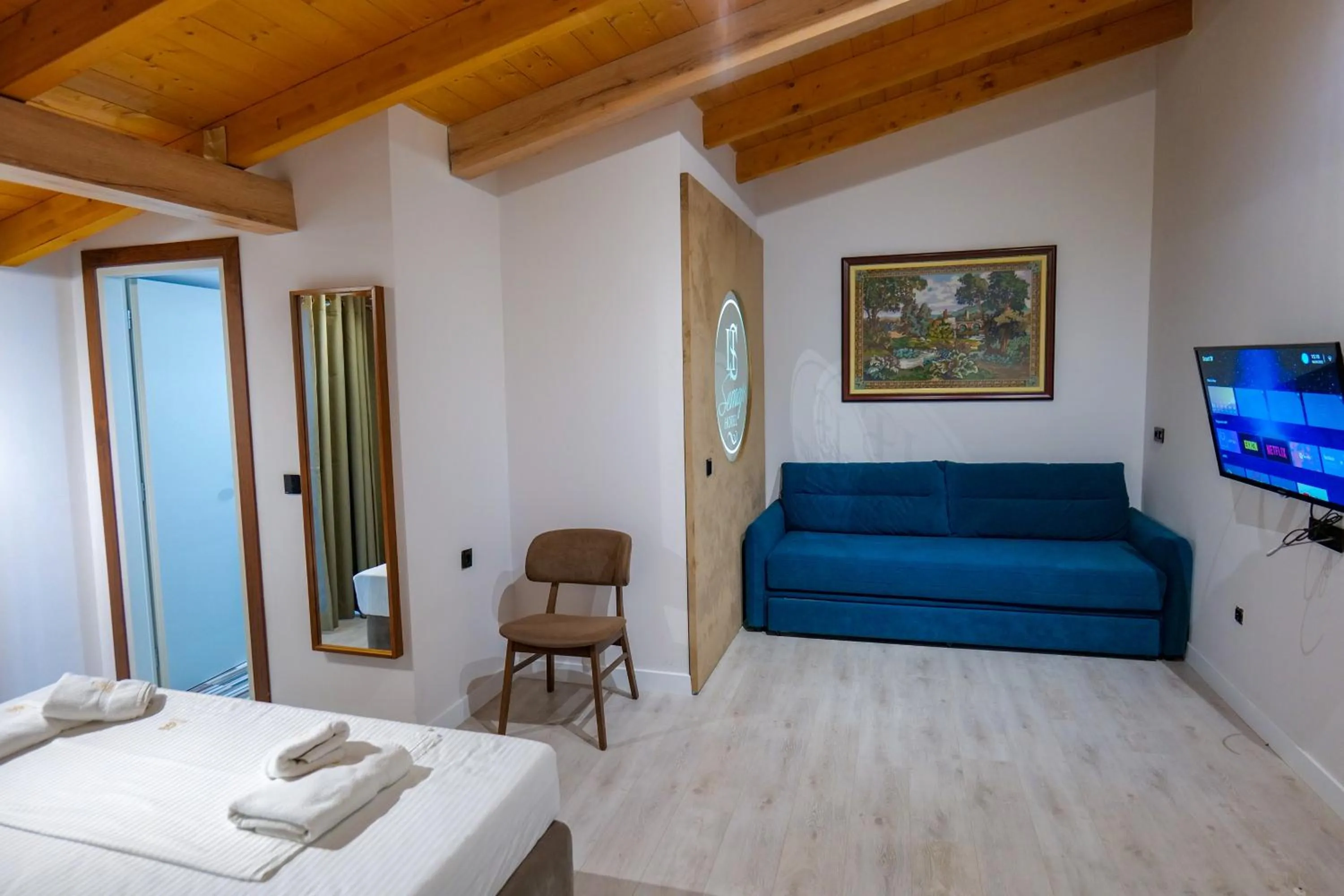 Seating area, Bed in Hotel Semajo