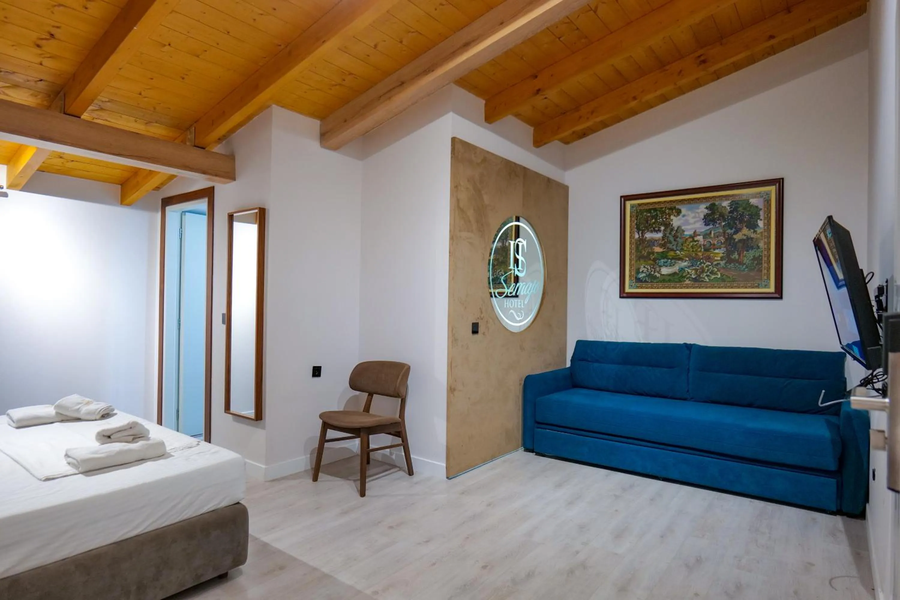 Seating area, Bed in Hotel Semajo