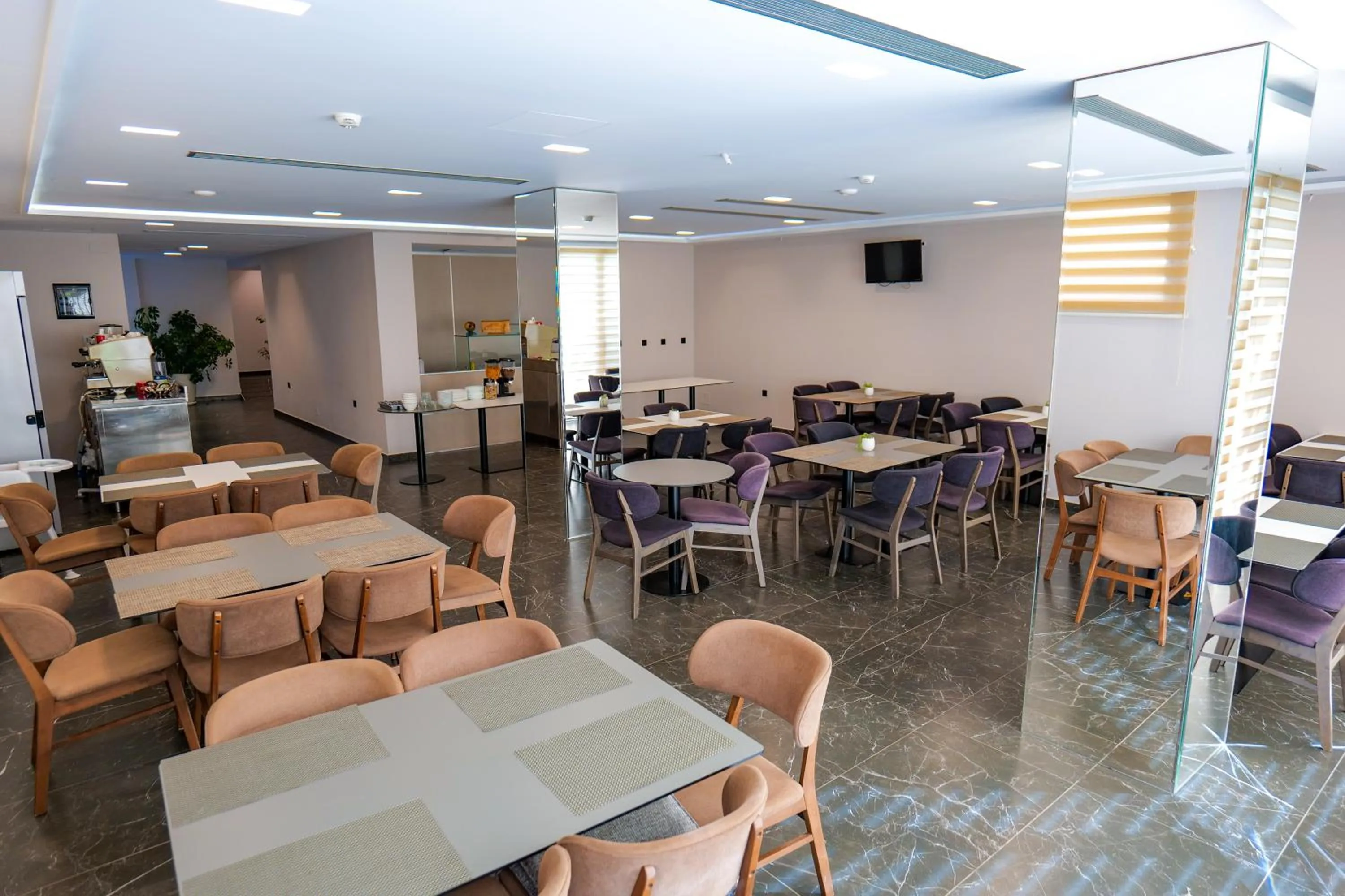 Restaurant/places to eat in Hotel Semajo