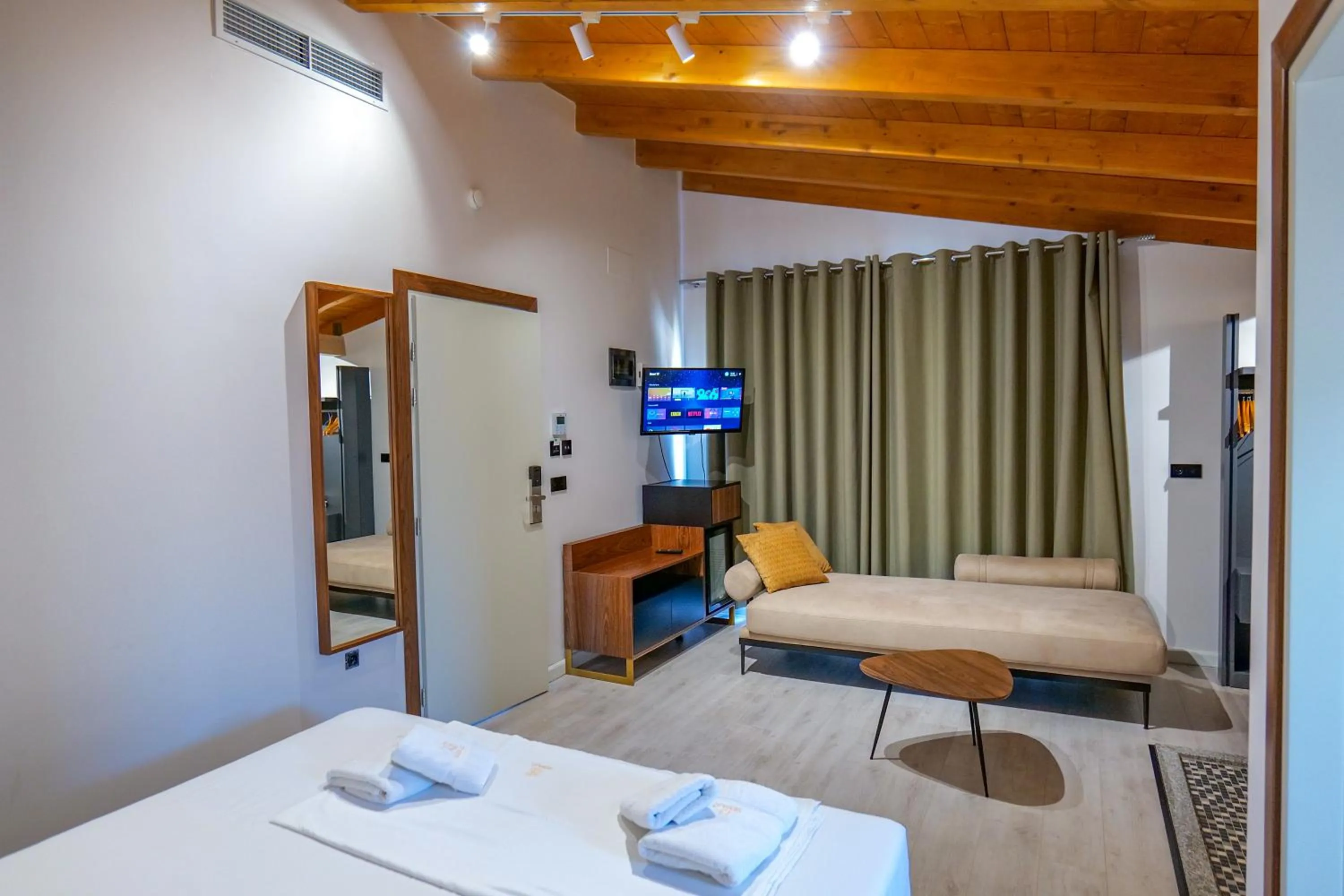 TV and multimedia, Bed in Hotel Semajo