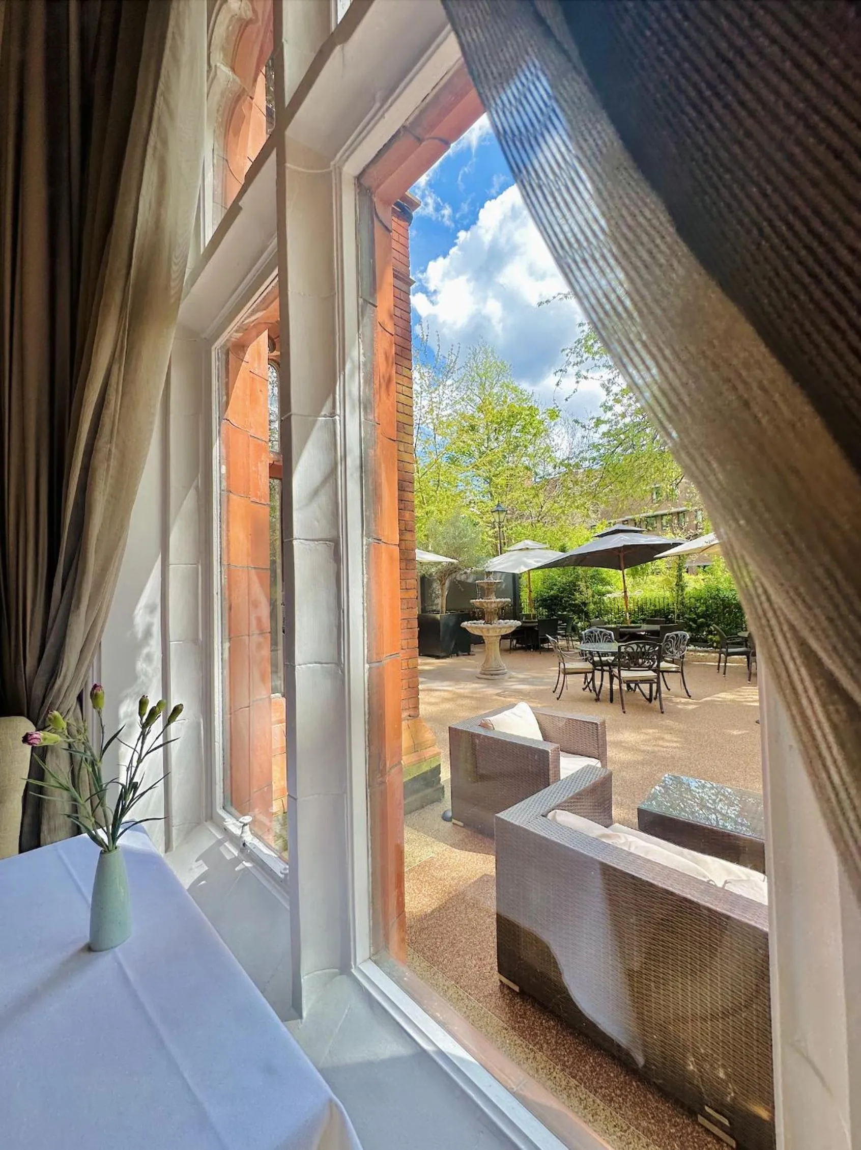 Patio, Bed in St Paul's Hotel