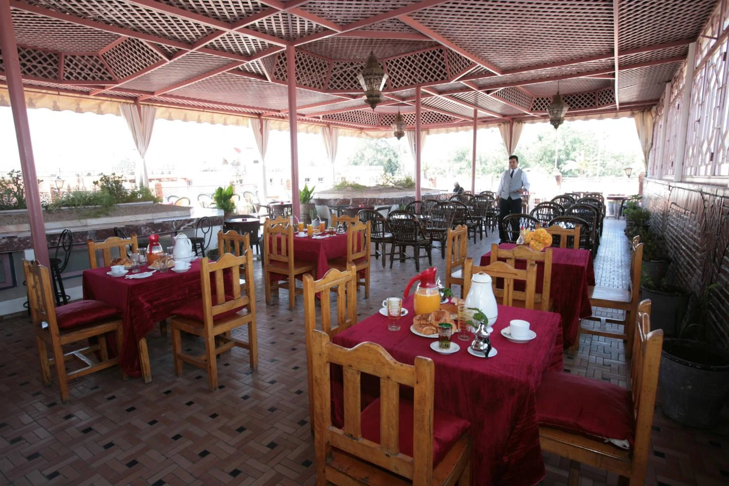 Restaurant/places to eat in Hotel Ichbilia فندق اشبيلية