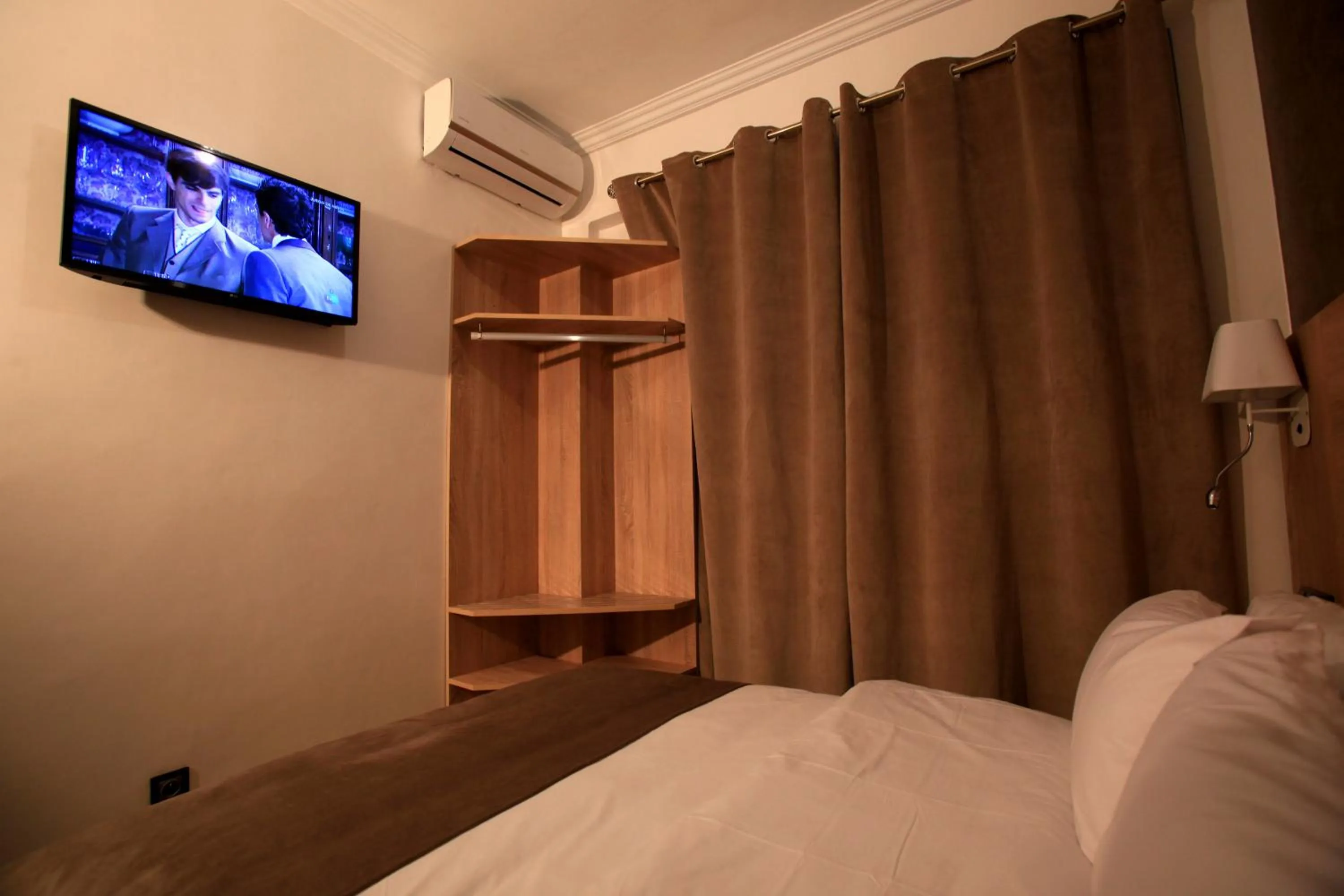 View (from property/room), Bed in Hotel Ichbilia فندق اشبيلية