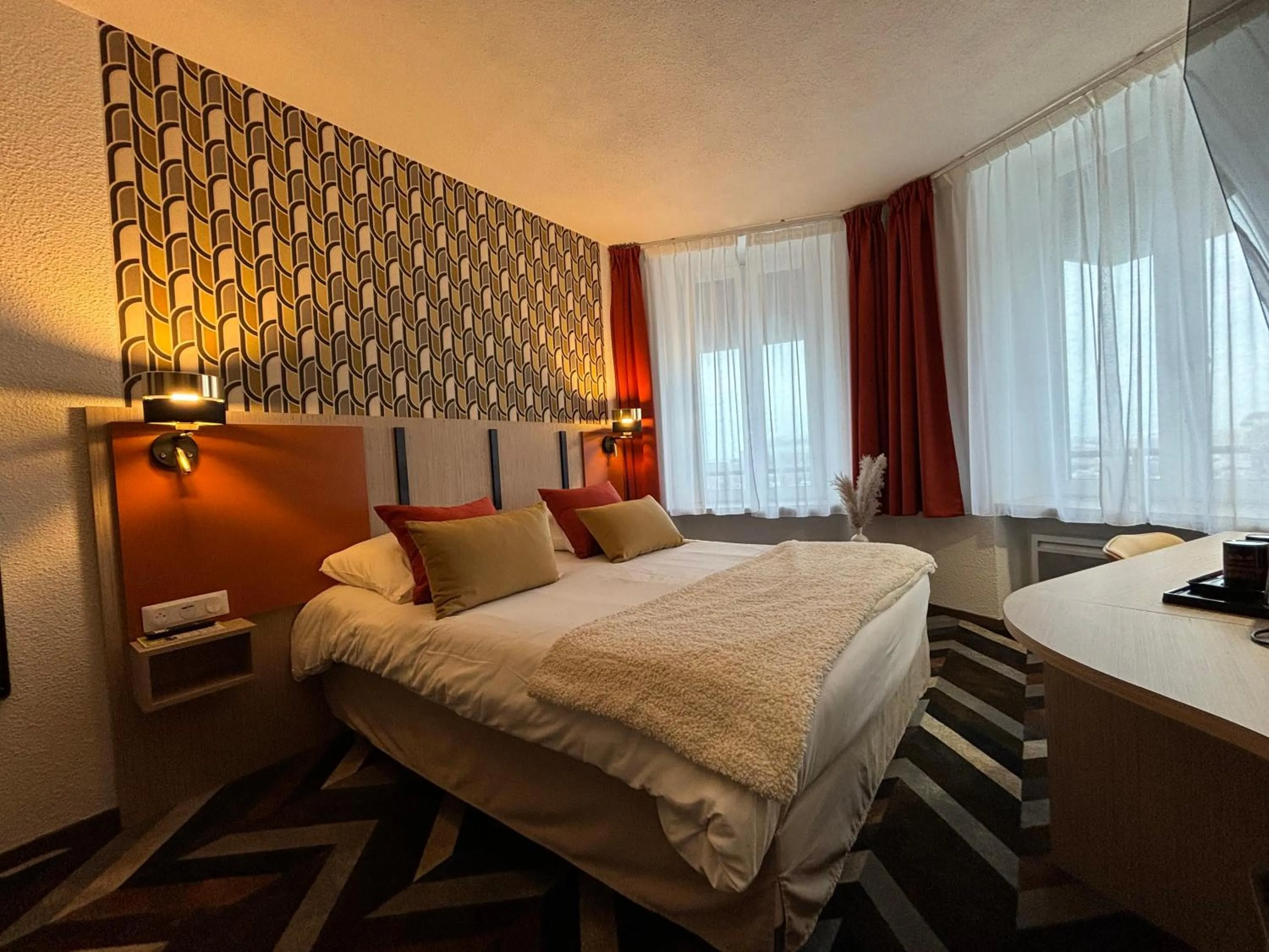 Bedroom, Bed in Ambassadeur Hotel - Cherbourg Port de Plaisance