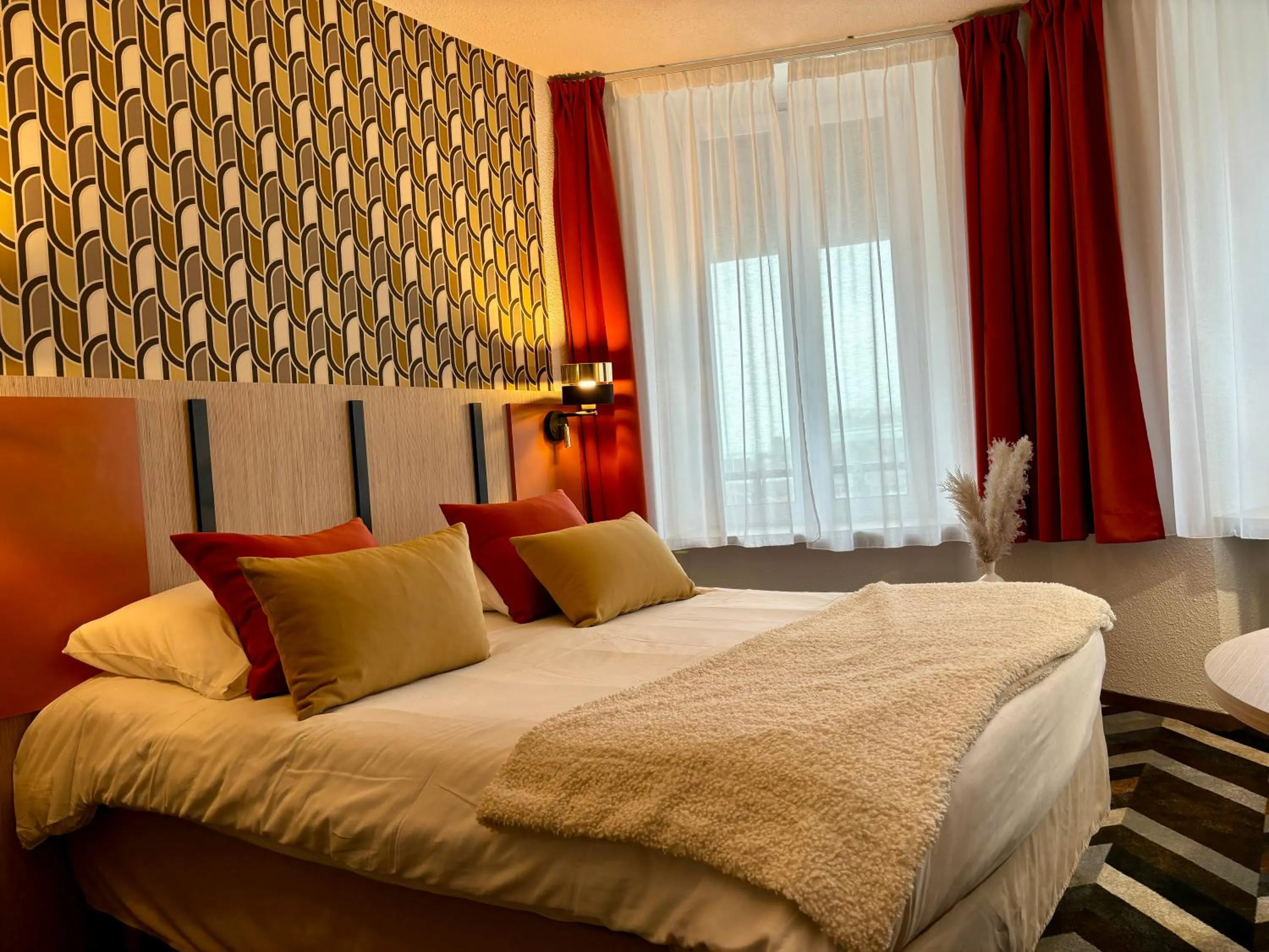 Bedroom, Bed in Ambassadeur Hotel - Cherbourg Port de Plaisance