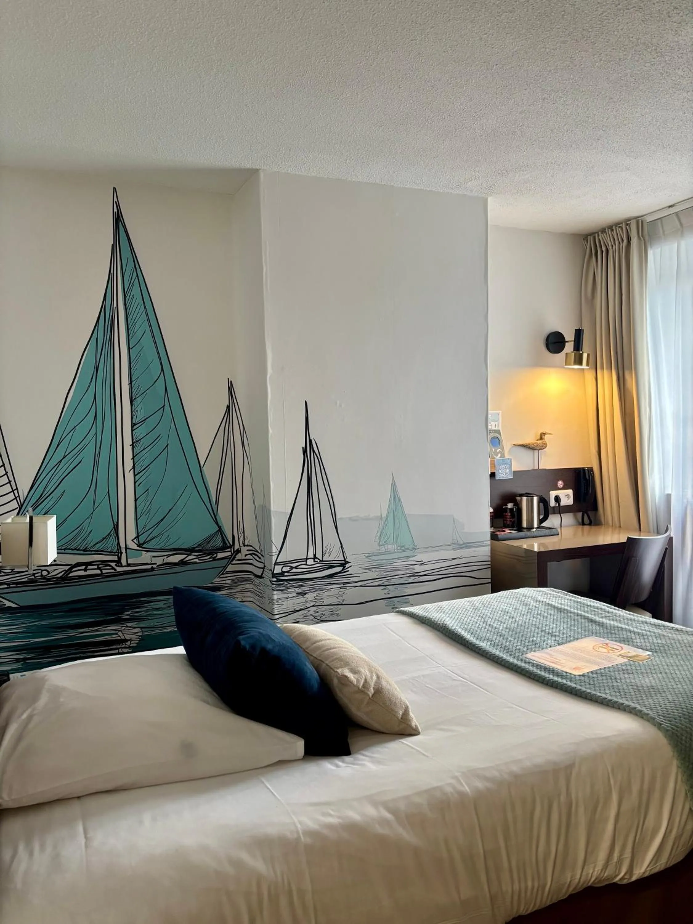 Property building, Bed in Ambassadeur Hotel - Cherbourg Port de Plaisance