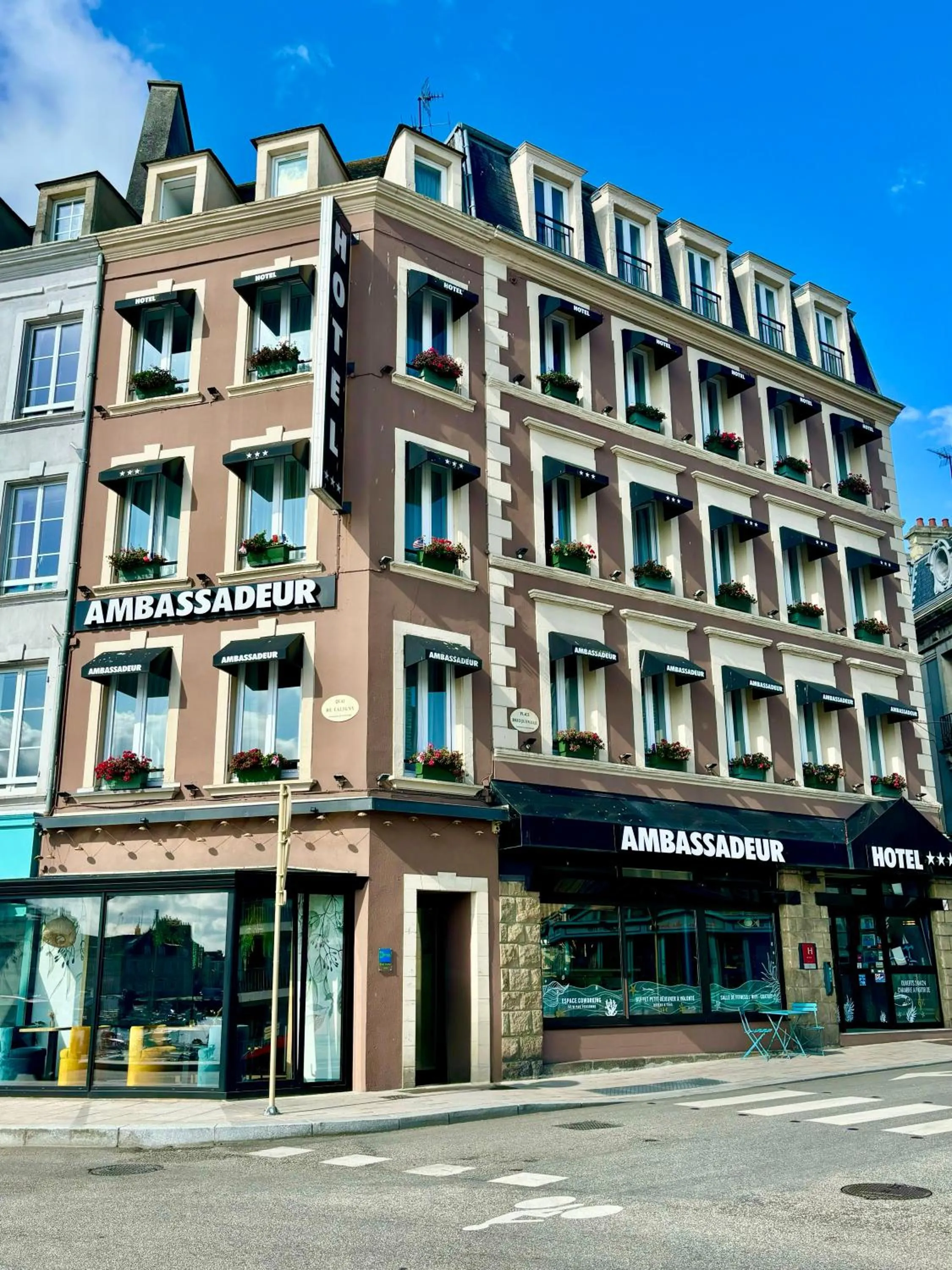 Property building in Ambassadeur Hotel - Cherbourg Port de Plaisance