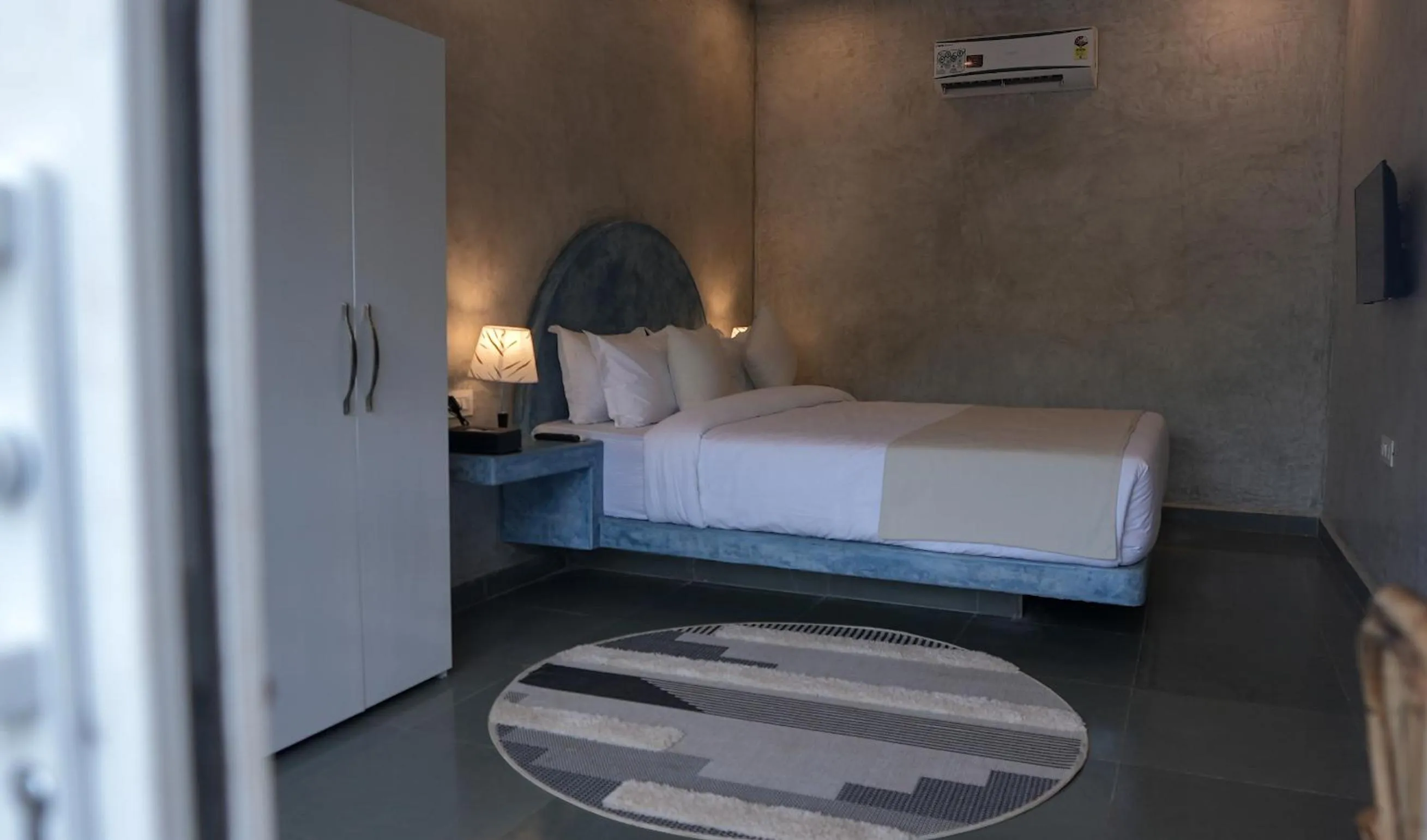 Bed in Whiteflower Resort Morjim