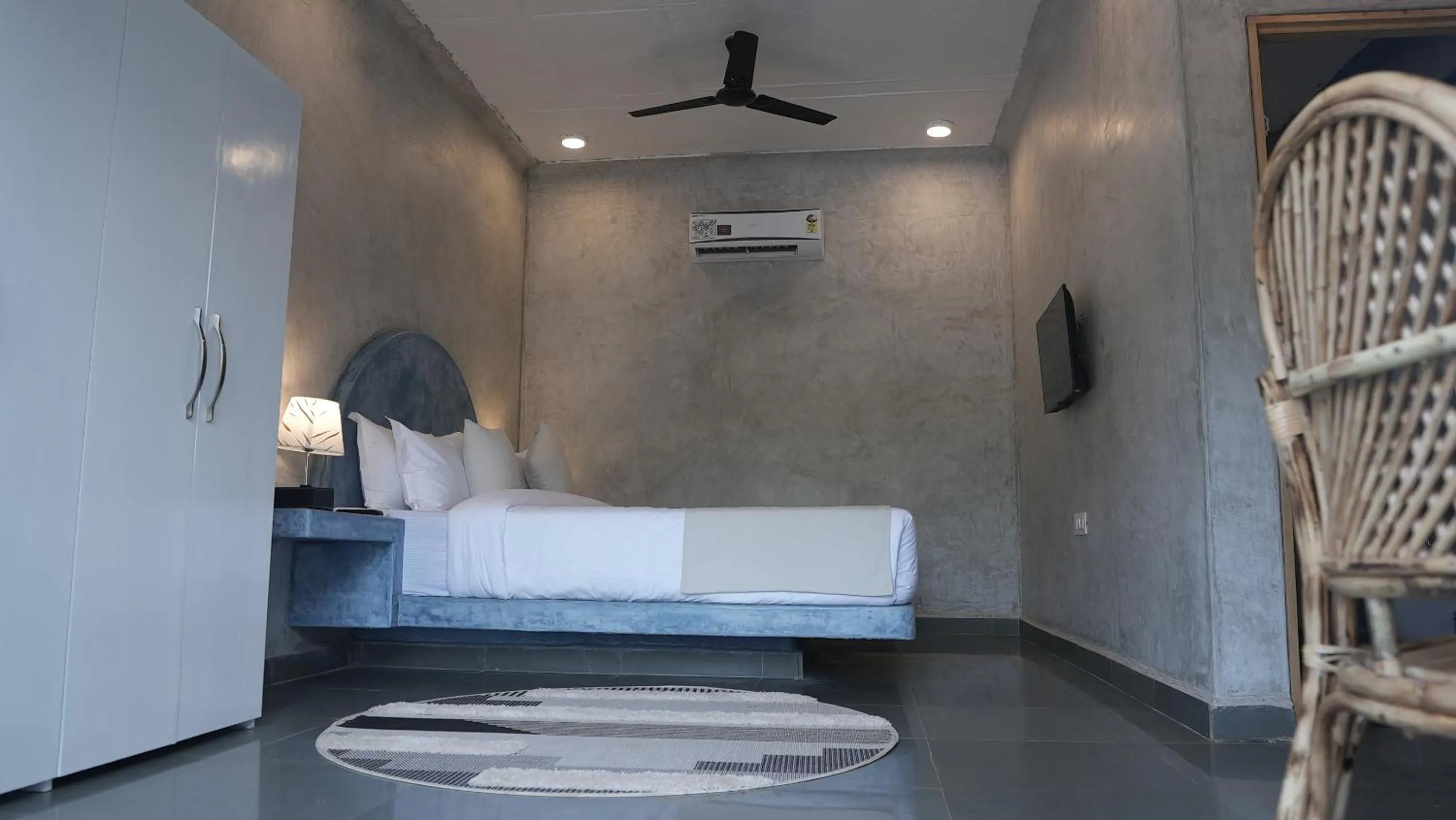 Bed in Whiteflower Resort Morjim