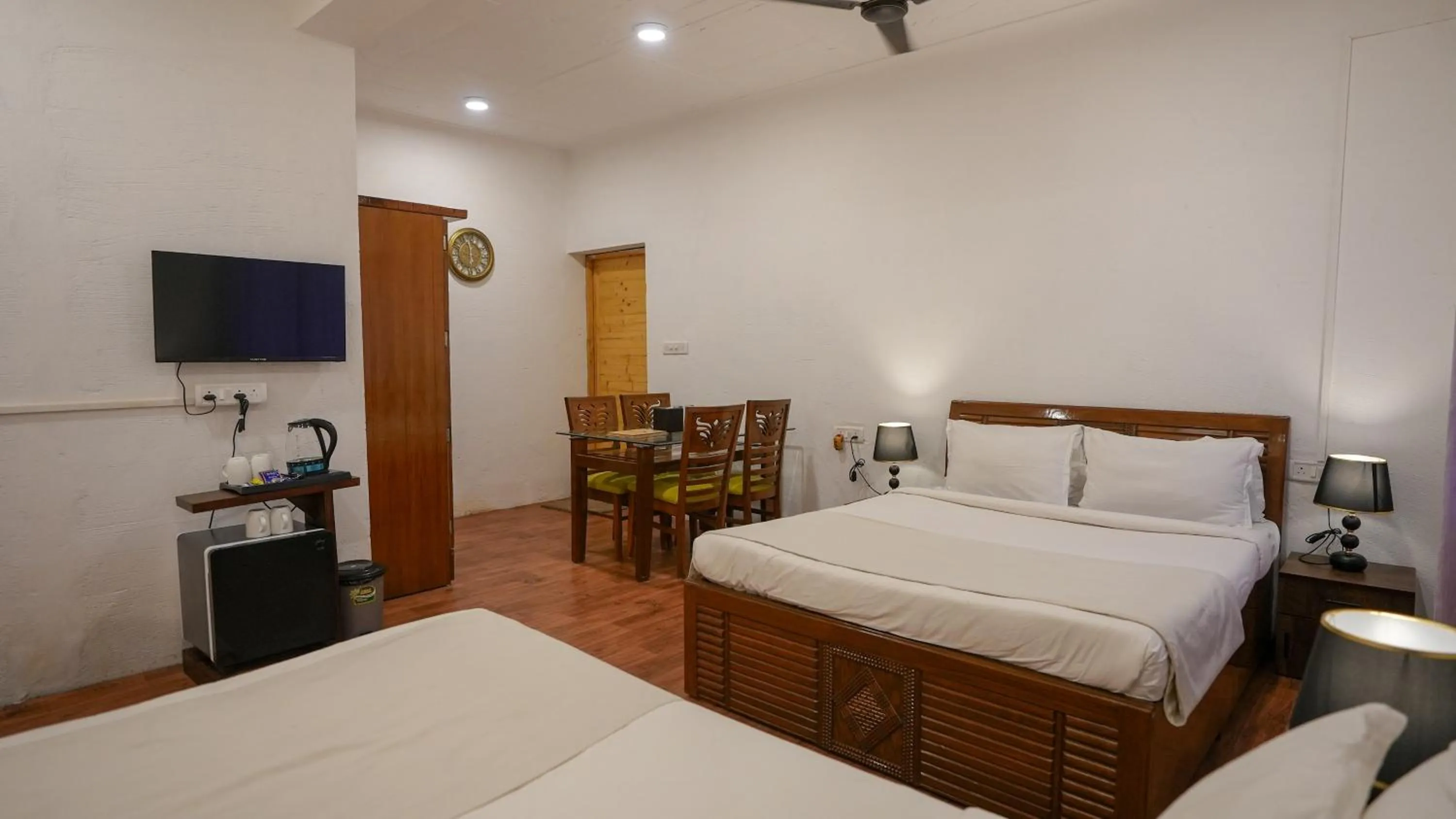 Communal lounge/ TV room in Whiteflower Resort Morjim