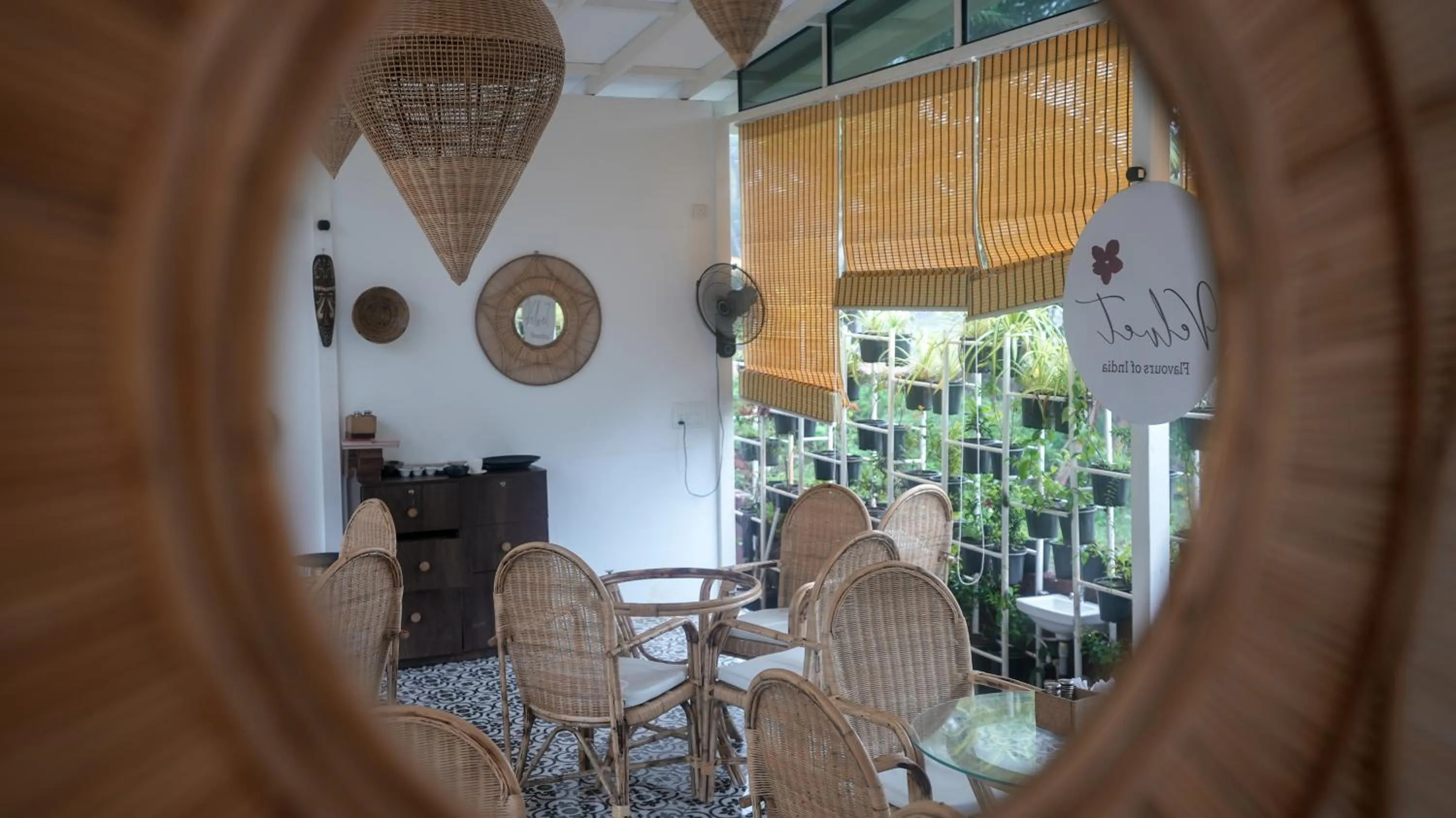 Restaurant/places to eat in Whiteflower Resort Morjim