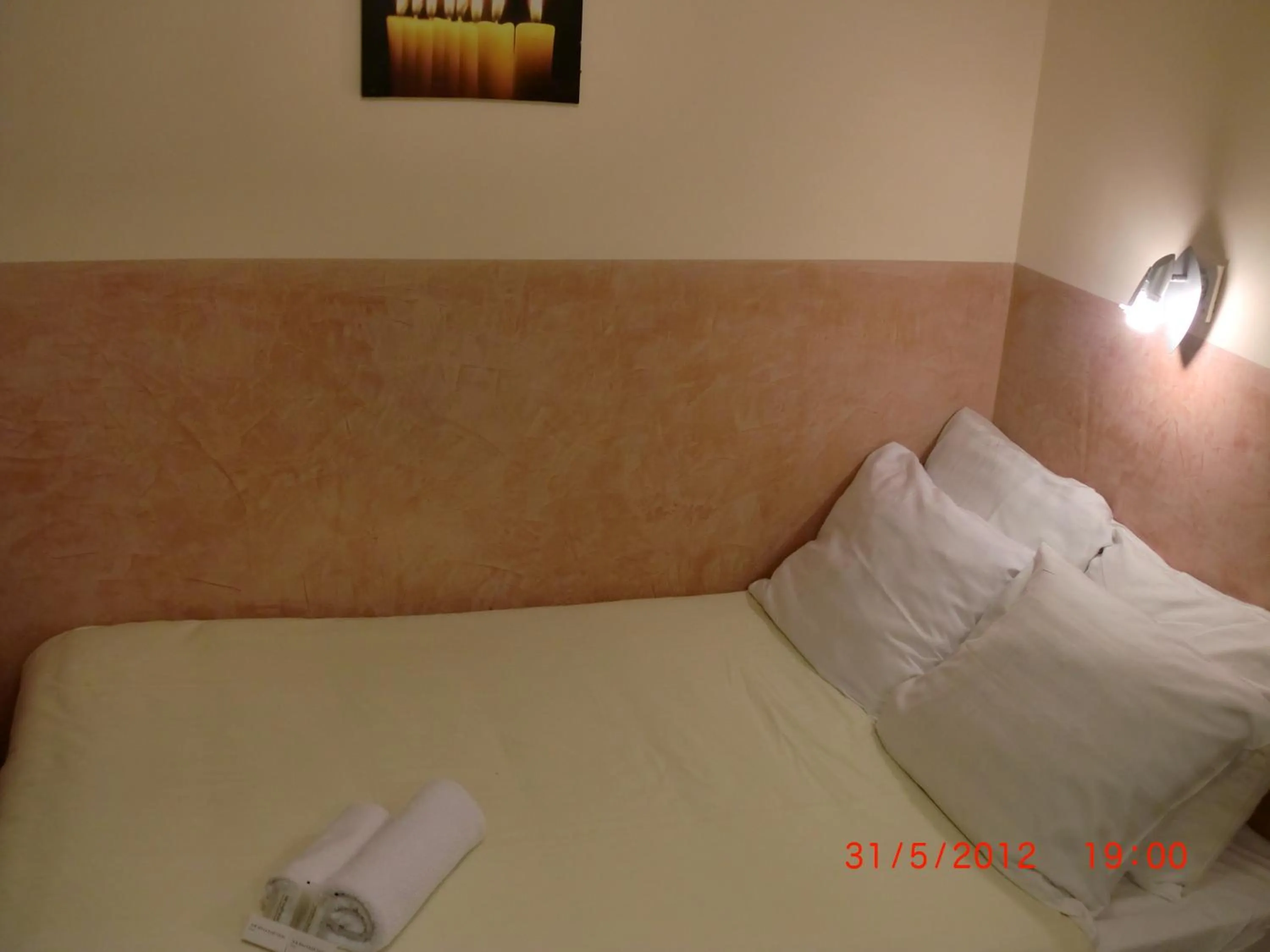 Bed in Budget Hotel Neutraal