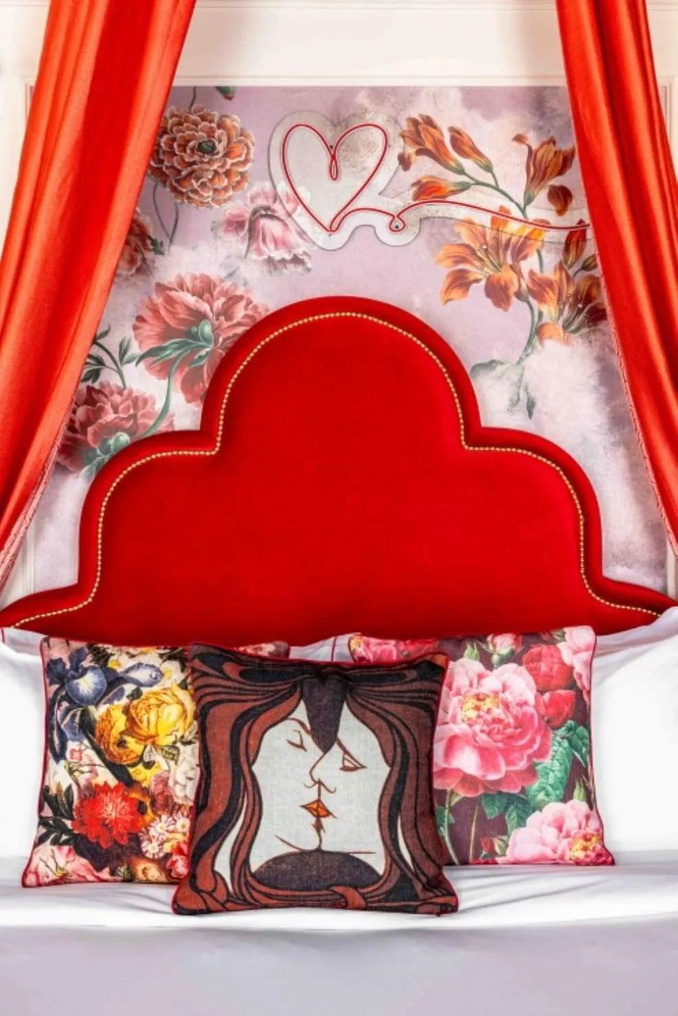 Bed in Upon Angels - Adults Only