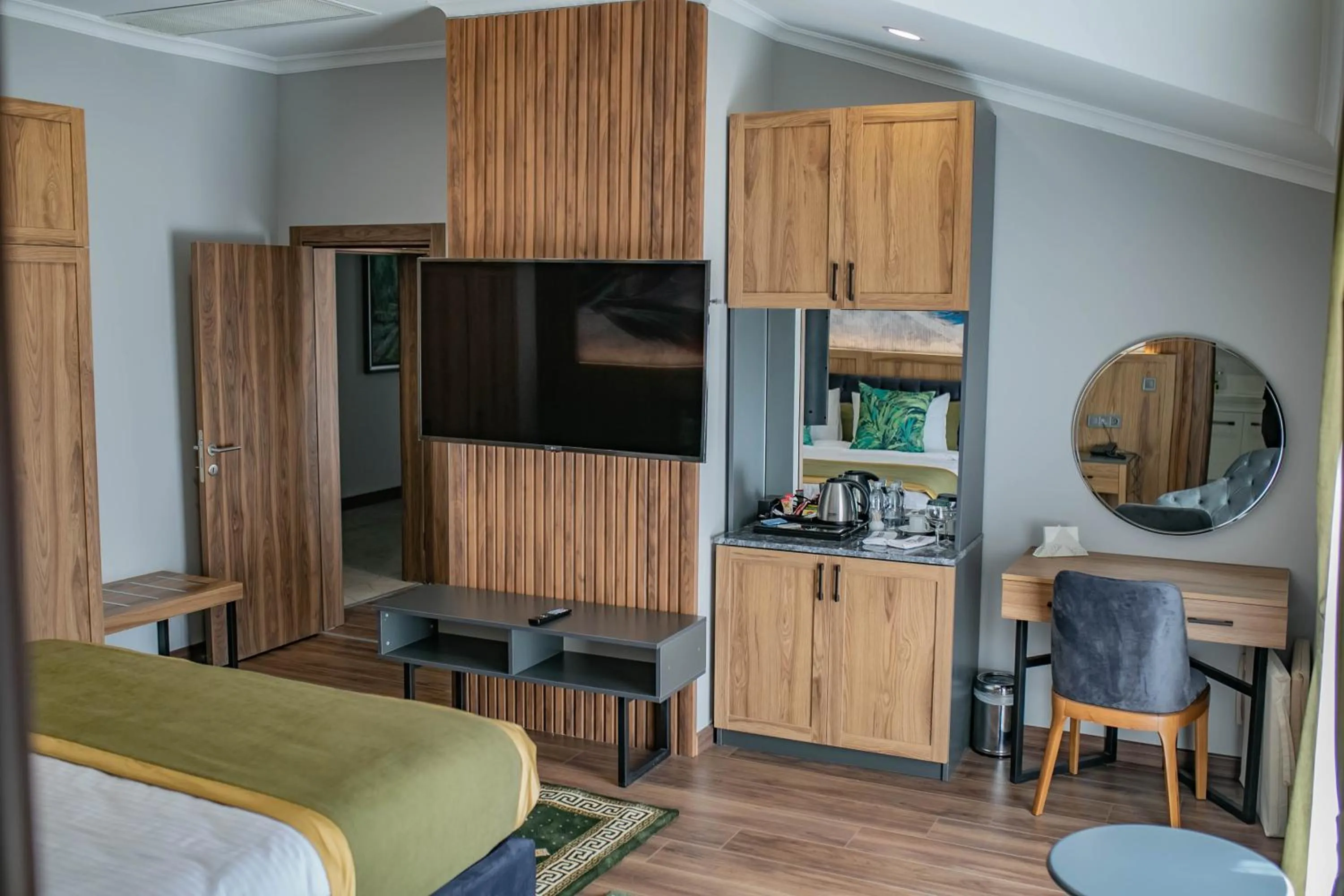 wardrobe in The Green Oasis Otel Spa