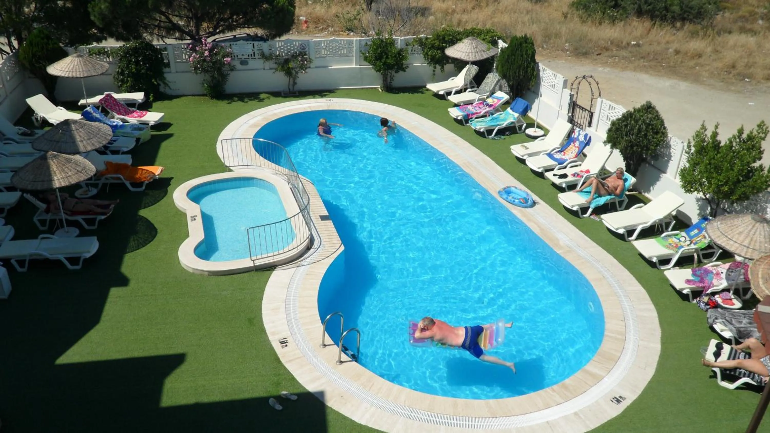 Swimming pool in Ozukara Apart 1