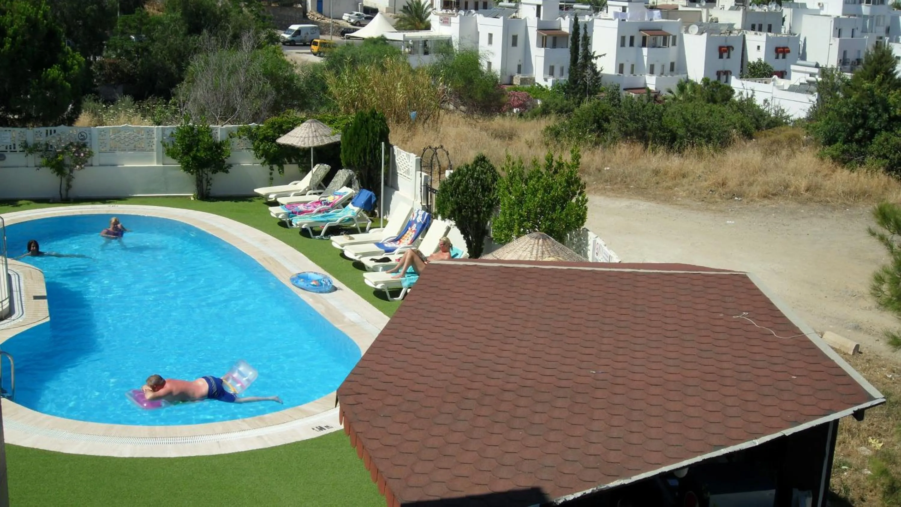 Swimming pool in Ozukara Apart 1