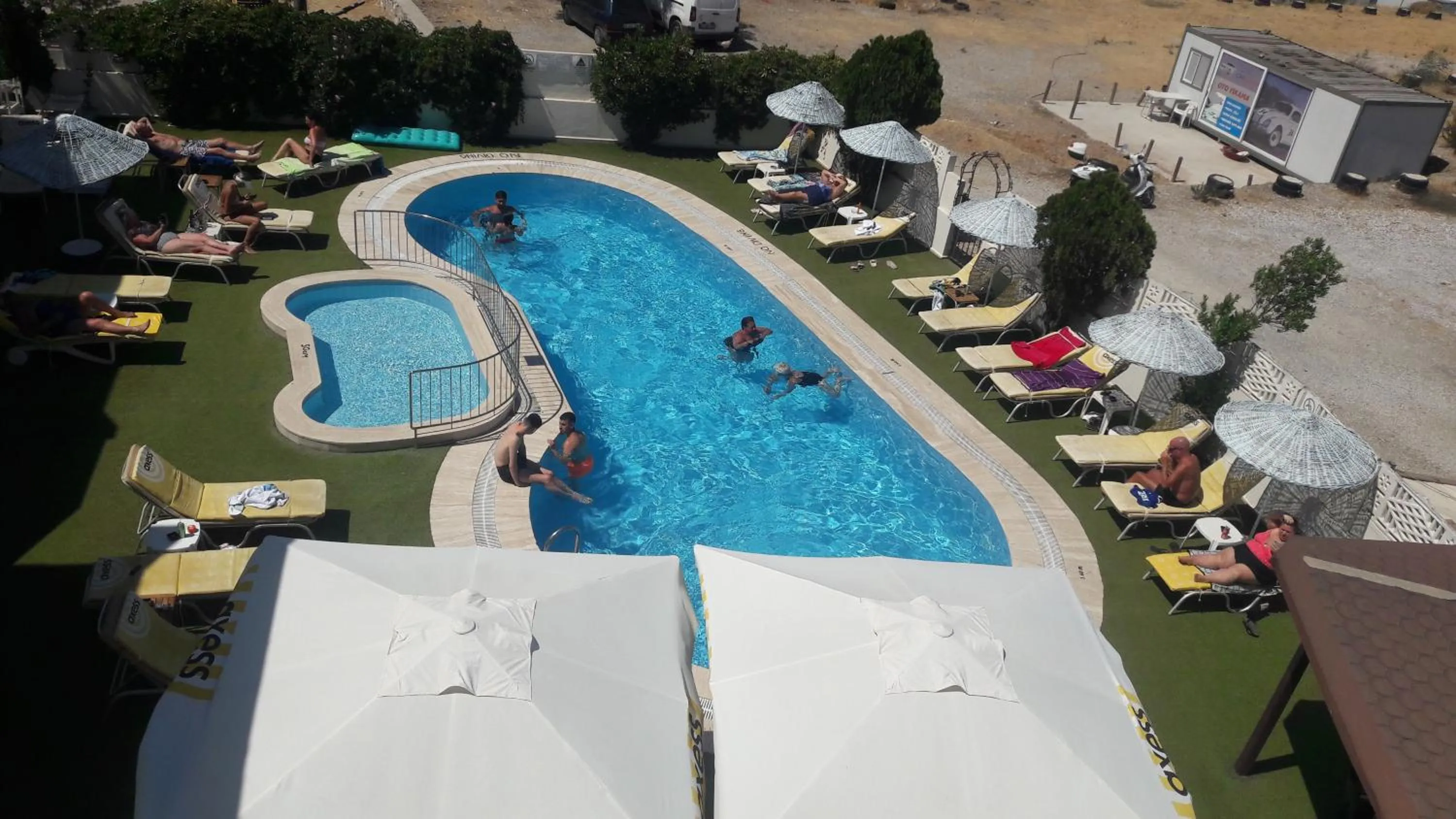 Pool view in Ozukara Apart 1