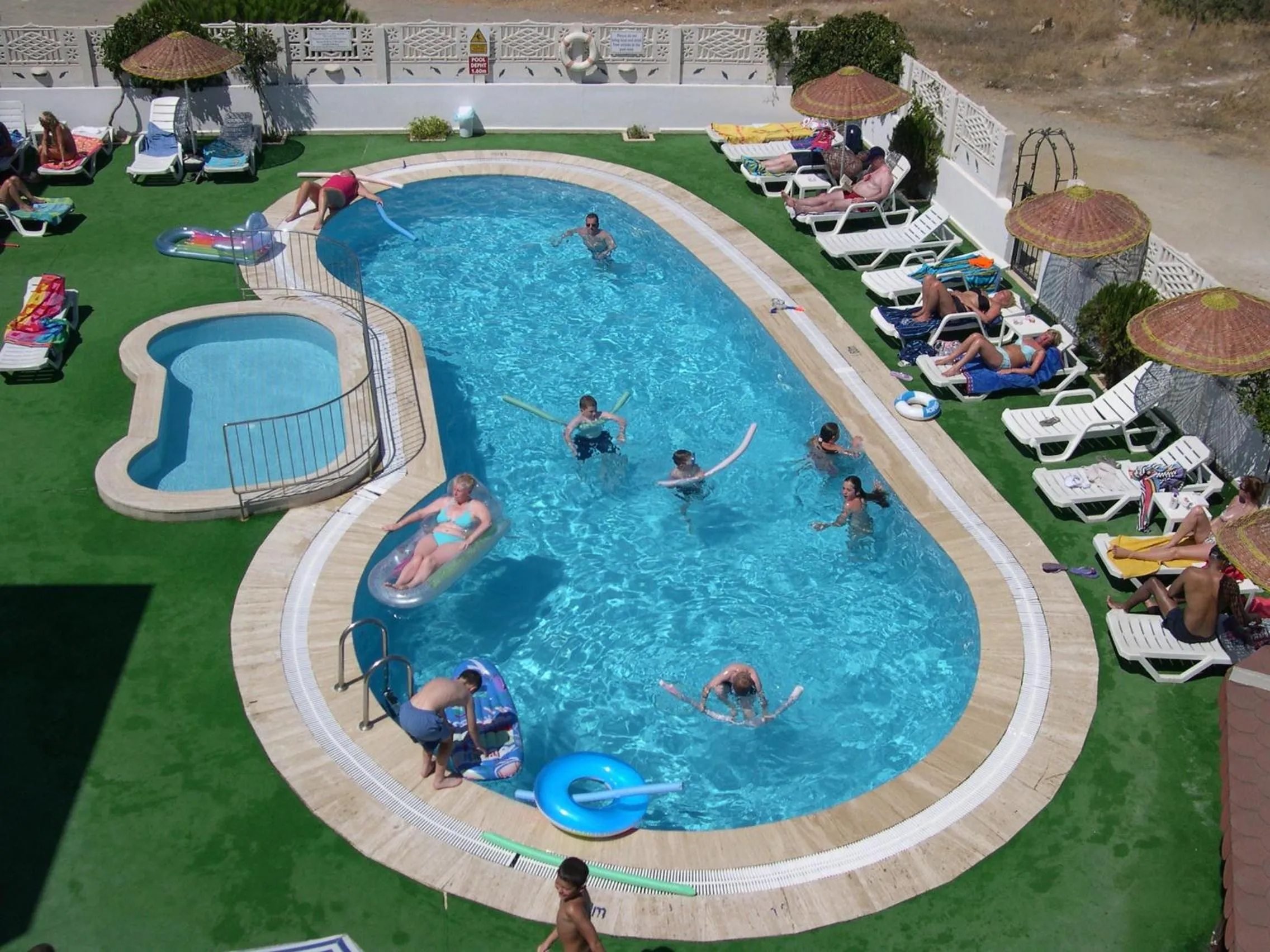 Swimming pool in Ozukara Apart 1