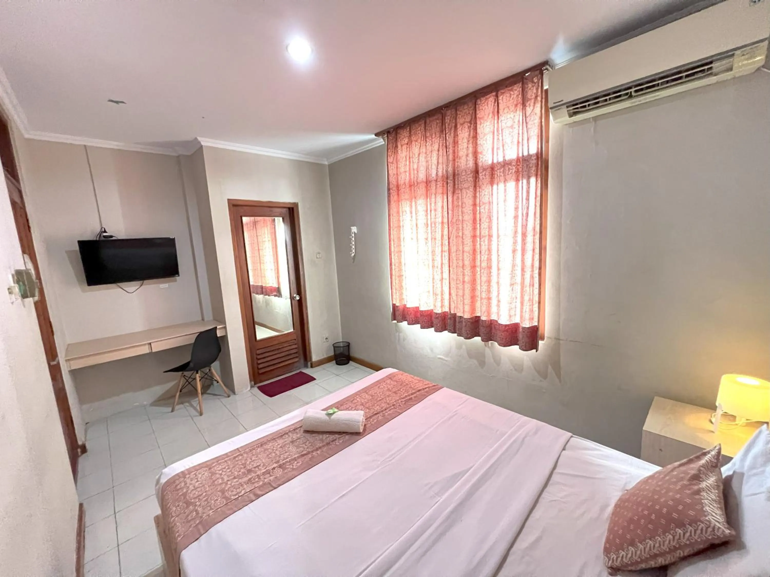 Bed in Hotel Winotosastro by Athelu