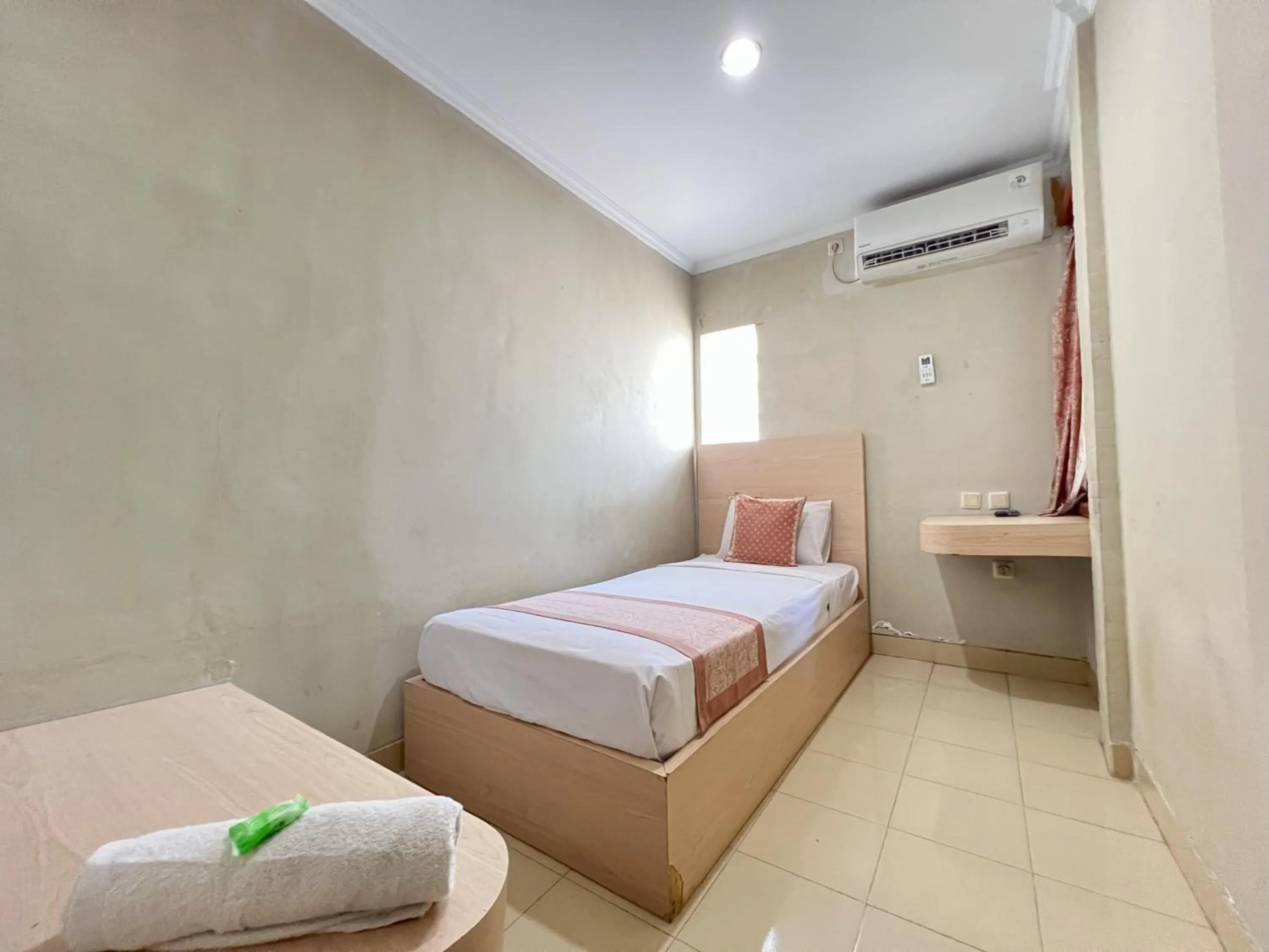 Bed in Hotel Winotosastro by Athelu