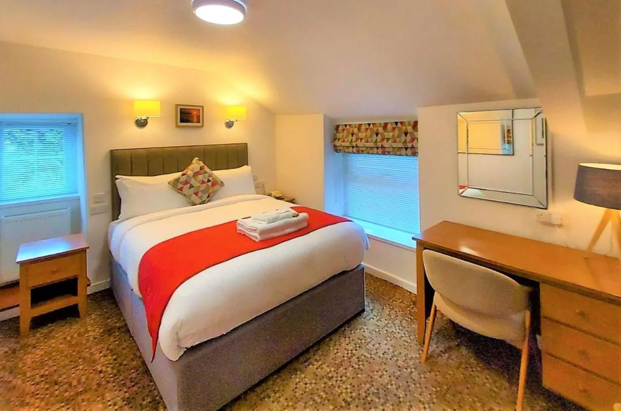 Bedroom, Bed in Richmond Hotel