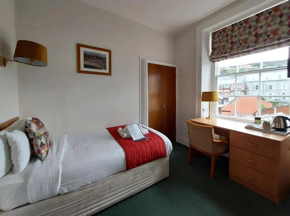 Coffee/tea facilities, Bed in Richmond Hotel