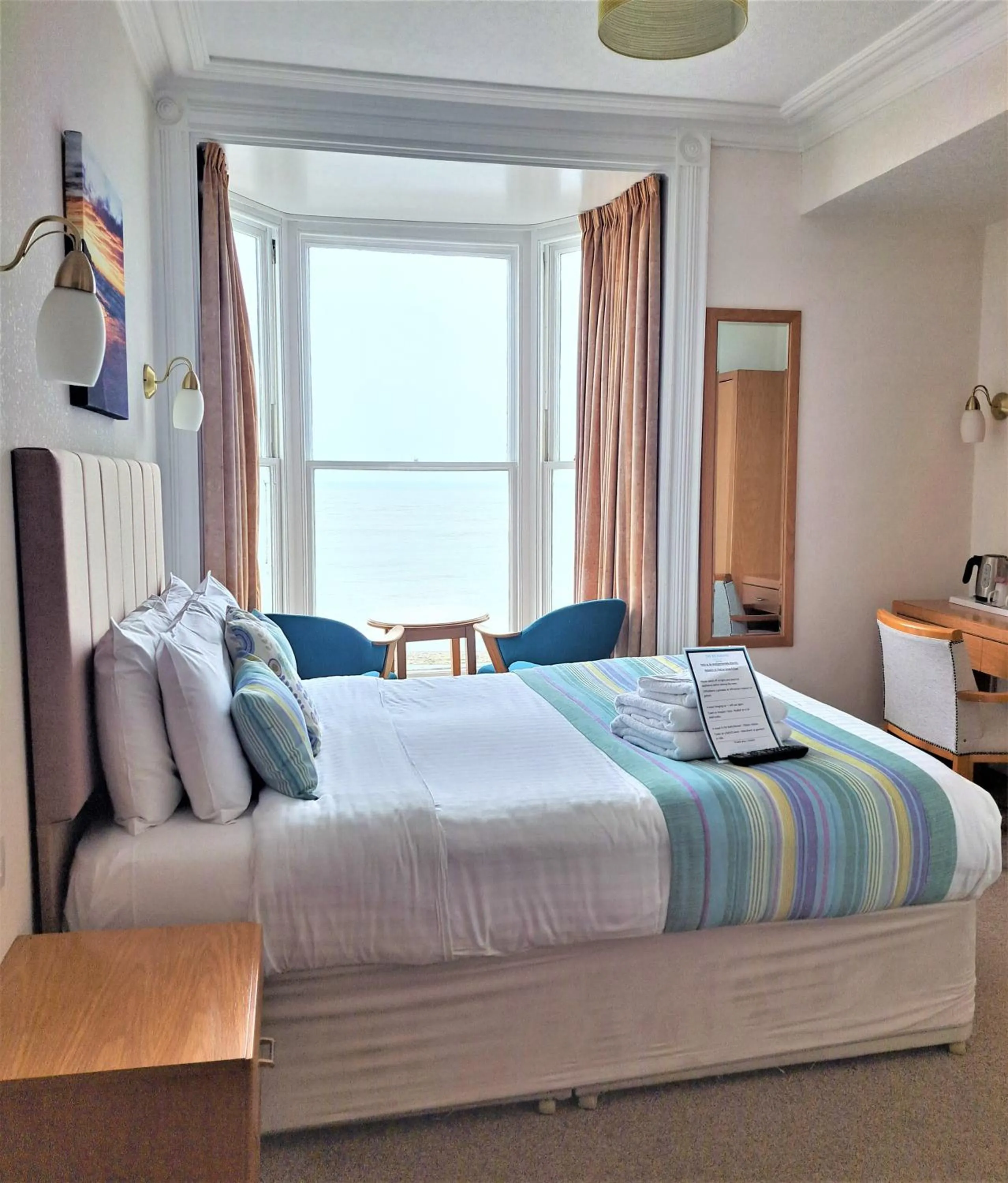 Photo of the whole room, Bed in Richmond Hotel