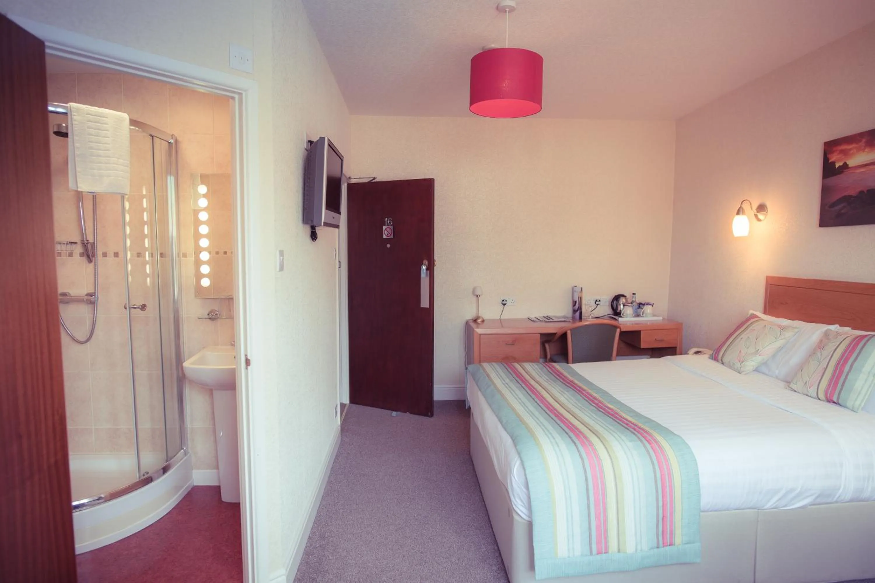 Photo of the whole room, Bed in Richmond Hotel