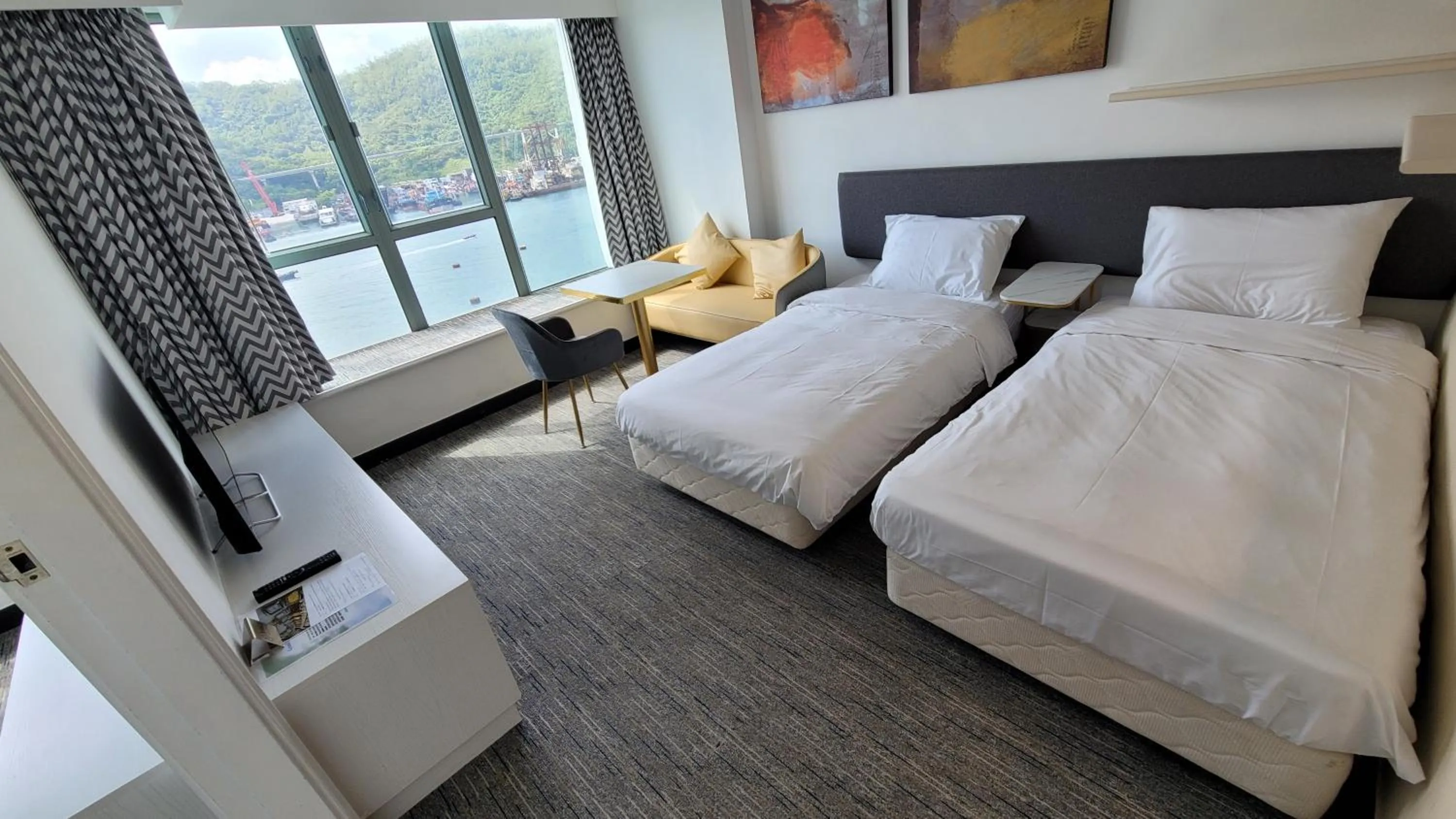 Bedroom, Bed in Grand Bay View Hotel