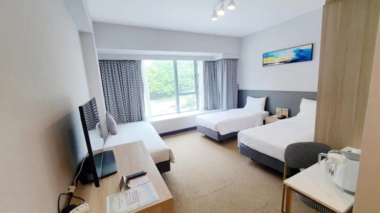 Superior Three Beds Room in Grand Bay View Hotel Superior Three Beds Room in Grand Bay View Hotel