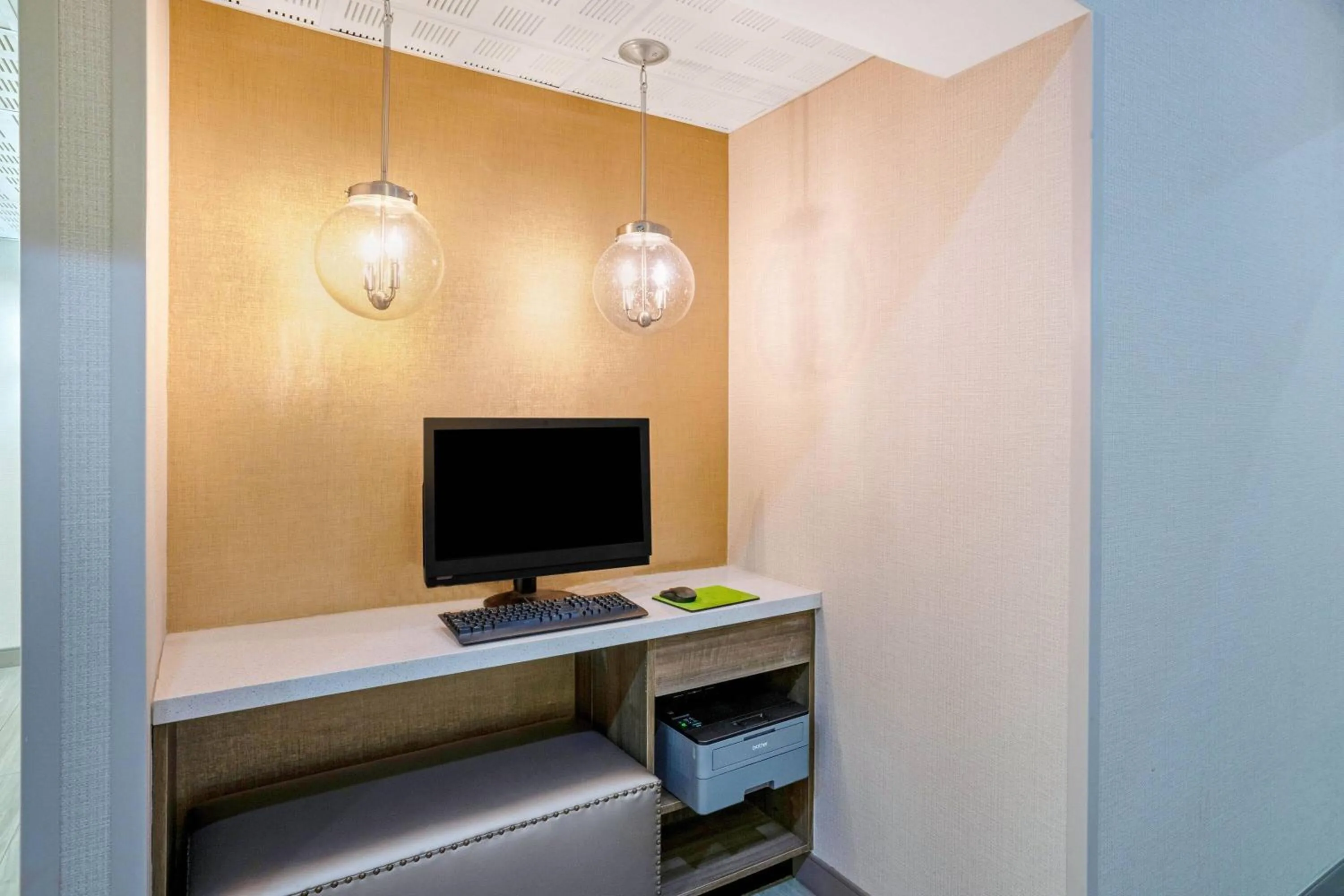 Business facilities in La Quinta by Wyndham Columbus MS