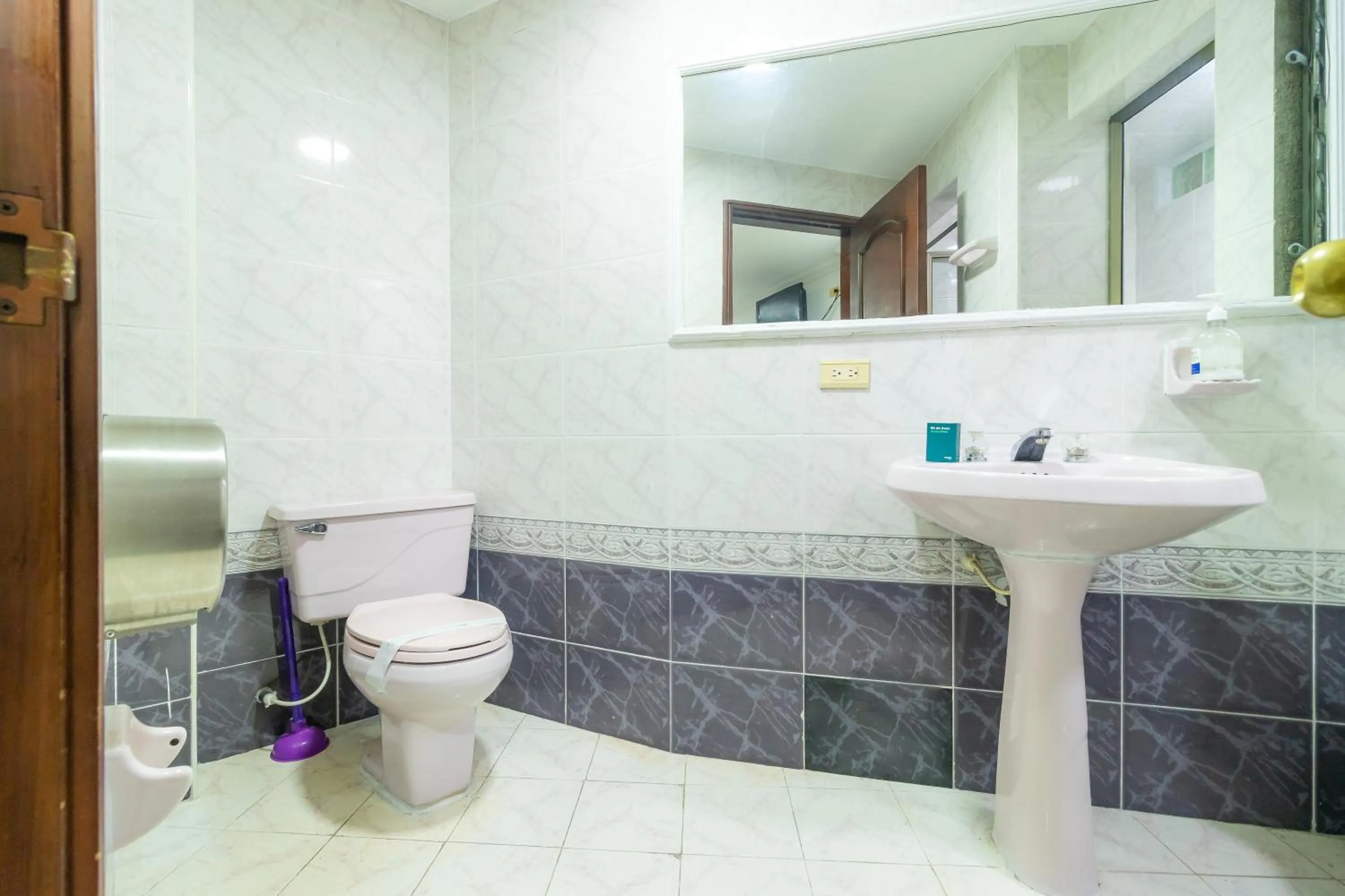 Bathroom in Hotel Ayenda Normandy