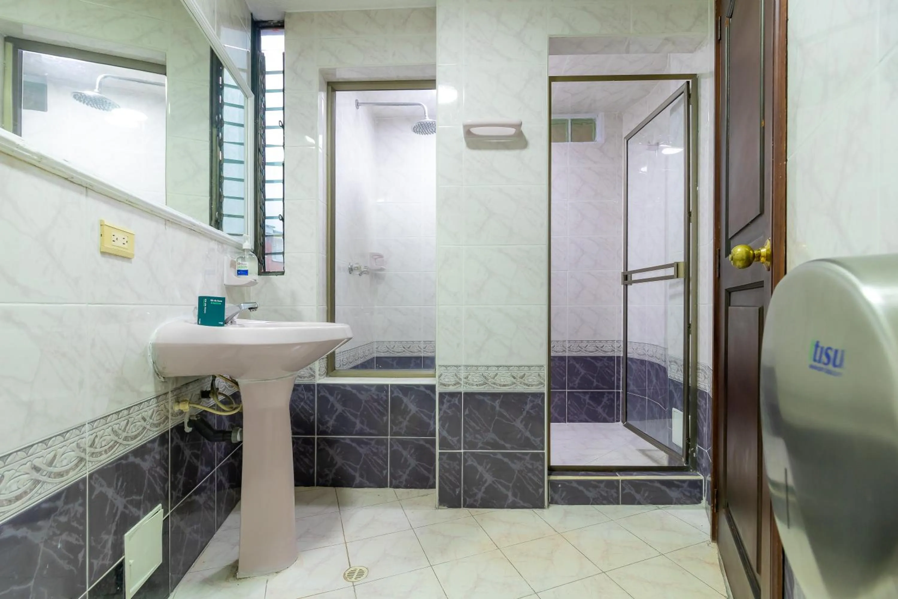 Bathroom in Hotel Ayenda Normandy