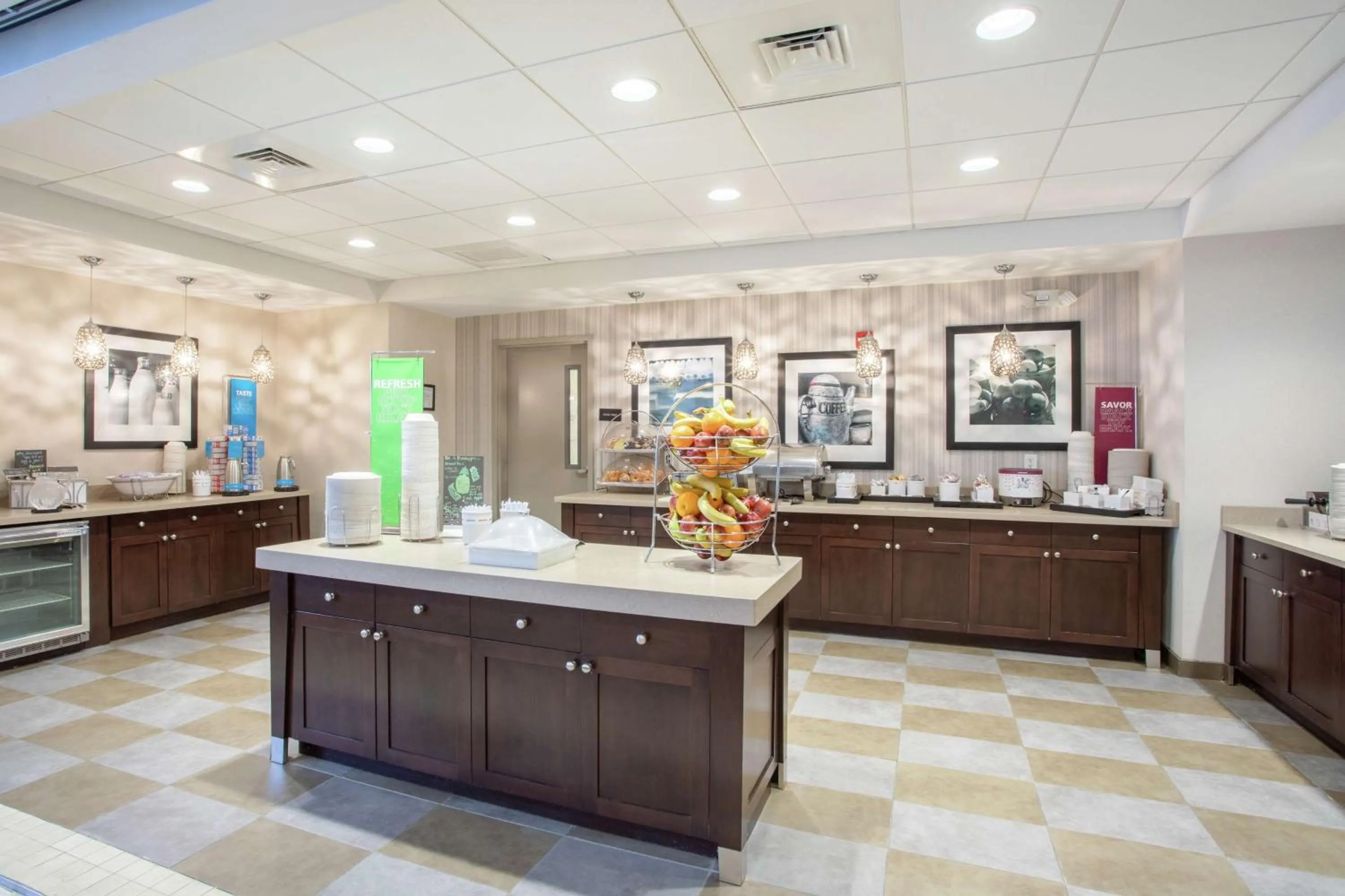 Restaurant/places to eat in Hampton Inn Philadelphia/Voorhees